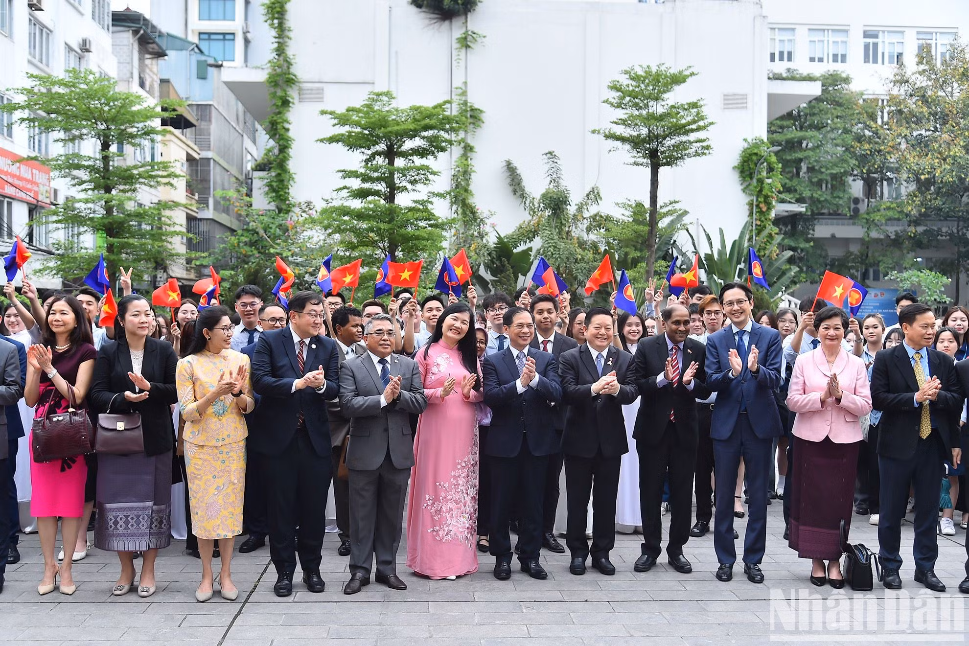 Bộ trưởng Ngoại giao Bùi Thanh Sơn và Tổng Thư ký ASEAN Kao Kim Hourn cùng các đại biểu tại Lễ cắt băng khánh thành Quảng trường ASEAN, nhân sự kiện Diễn đàn Tương lai ASEAN (AFF) 2024 diễn ra tại Hà Nội hồi đầu tuần này. (Ảnh: THỦY NGUYÊN)