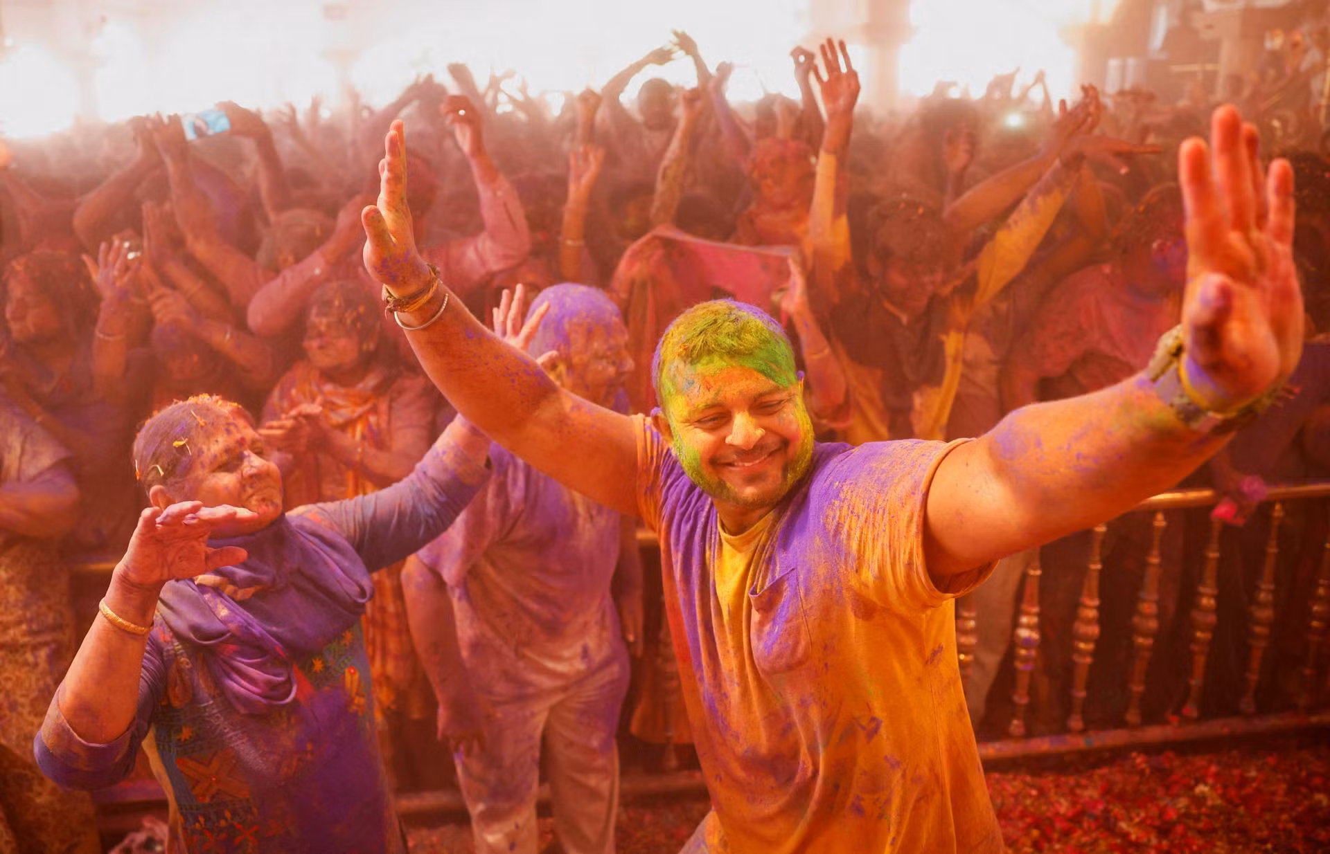 Nhảy múa trong dịp kỷ niệm Holi bên trong một ngôi đền ở Ahmedabad, Ấn Độ, ngày 25/3/2024. (Ảnh: Reuters)