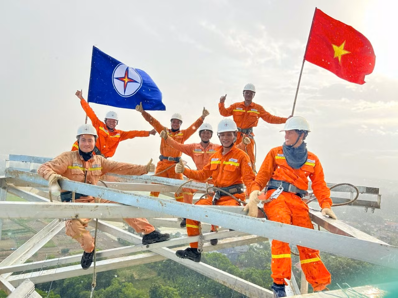 Cán bộ, công nhân viên ngành điện phấn đấu hoàn thành đường dây 500kV mạch 3 - thiết thực chào mừng kỷ niệm Cách mạng Tháng Tám và Quốc khánh 2/9. Cán bộ, công nhân viên ngành điện phấn đấu hoàn thành đường dây 500kV mạch 3 - thiết thực chào mừng kỷ niệm Cách mạng Tháng Tám và Quốc khánh 2/9.