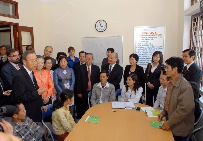 Tổng Thư ký Liên hợp quốc Ban Ki-moon đến thăm dự án Chăm sóc, bảo vệ và ngăn ngừa HIV tại Trung tâm Y tế huyện Từ Liêm, Hà Nội, chiều 29/10/2010. (Ảnh: TTXVN) Tổng Thư ký Liên hợp quốc Ban Ki-moon đến thăm dự án Chăm sóc, bảo vệ và ngăn ngừa HIV tại Trung tâm Y tế huyện Từ Liêm, Hà Nội, chiều 29/10/2010. (Ảnh: TTXVN)