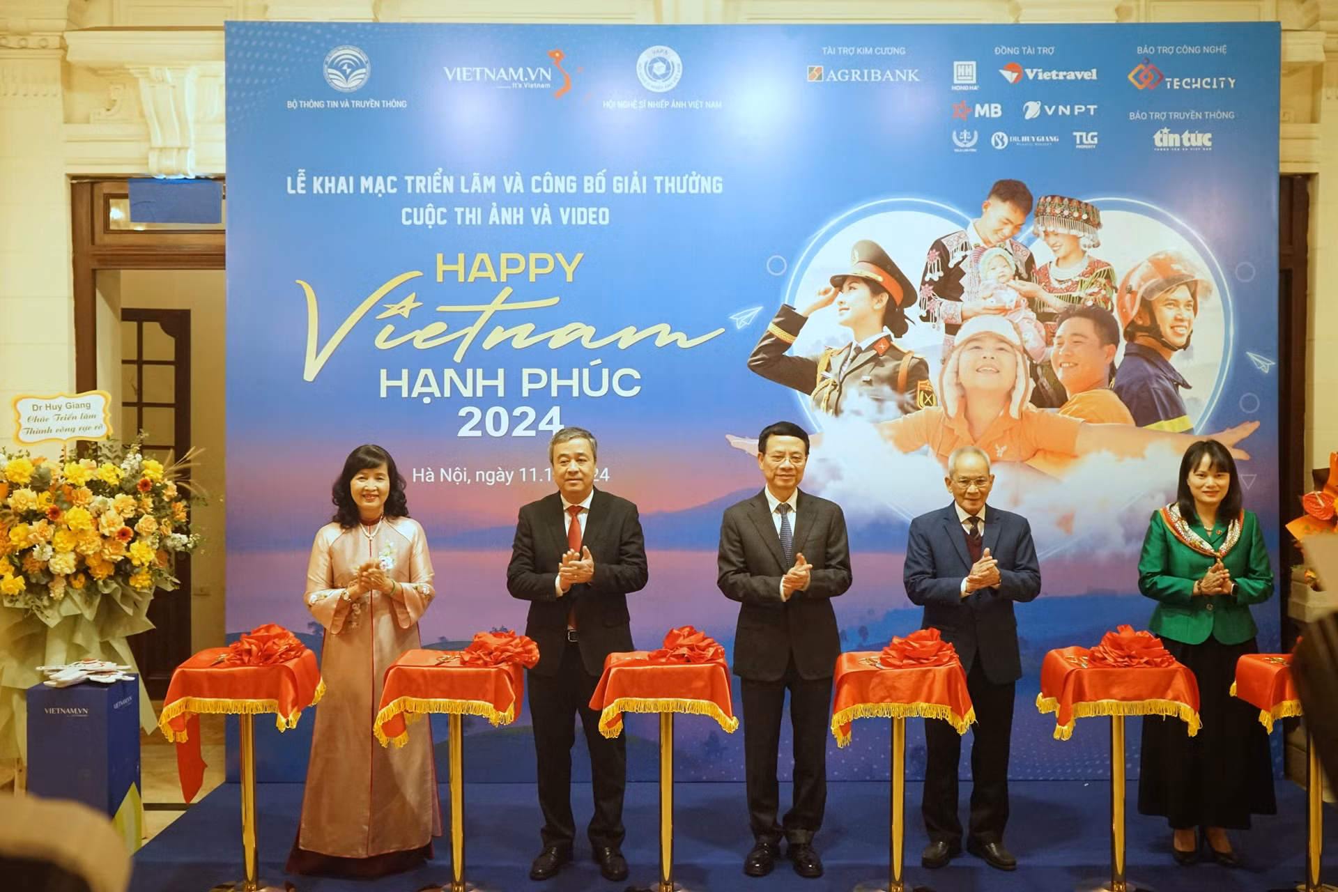 Các đại biểu cắt băng khai mạc triển lãm. (Ảnh: TRUNG HƯNG) Các đại biểu cắt băng khai mạc triển lãm. (Ảnh: TRUNG HƯNG)
