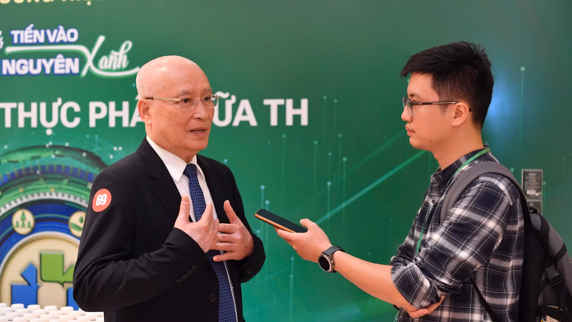 Ông Ngô Minh Hải, Chủ tịch Hội đồng quản trị Tập đoàn TH trao đổi với phóng viên Báo Nhân Dân.