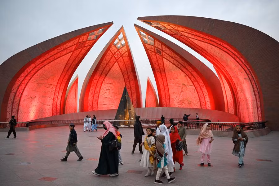 Sắc đỏ tại một công trình tại Islamabad, Pakistan chào mừng Tết Nguyên đán, ngày 28/1/2025. (Ảnh: Xinhua)