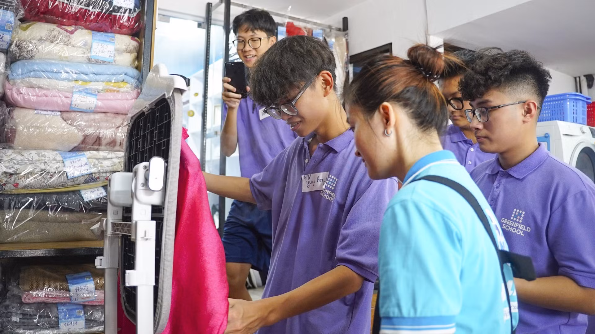 Qua quá trình làm việc tại các tiệm giặt là, người điếc được đào tạo và phát triển nhiều kỹ năng mềm như làm việc nhóm, giao tiếp, trách nhiệm...