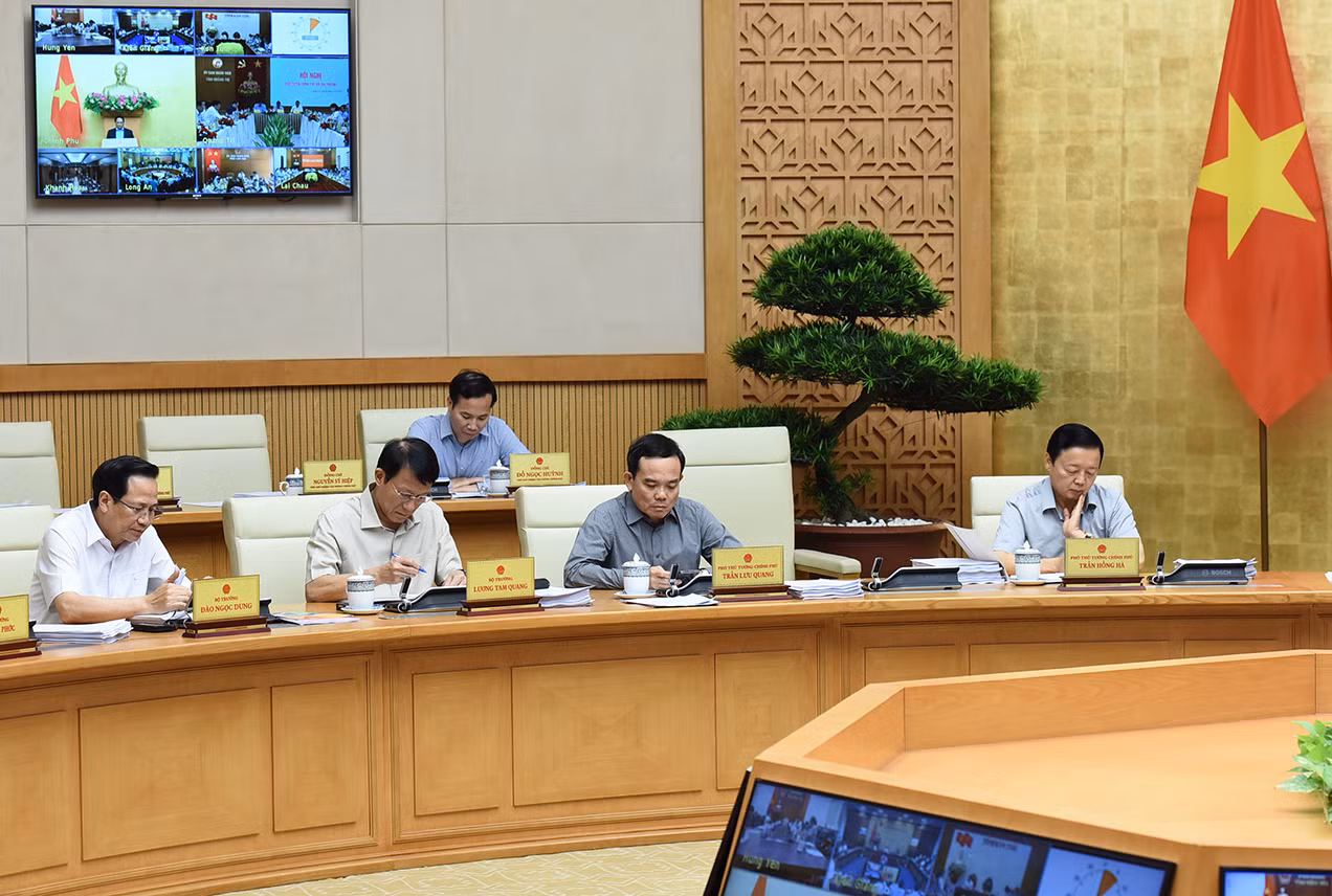 Các đồng chí Phó Thủ tướng và lãnh đạo các bộ, ngành tham dự phiên họp. Các đồng chí Phó Thủ tướng và lãnh đạo các bộ, ngành tham dự phiên họp.
