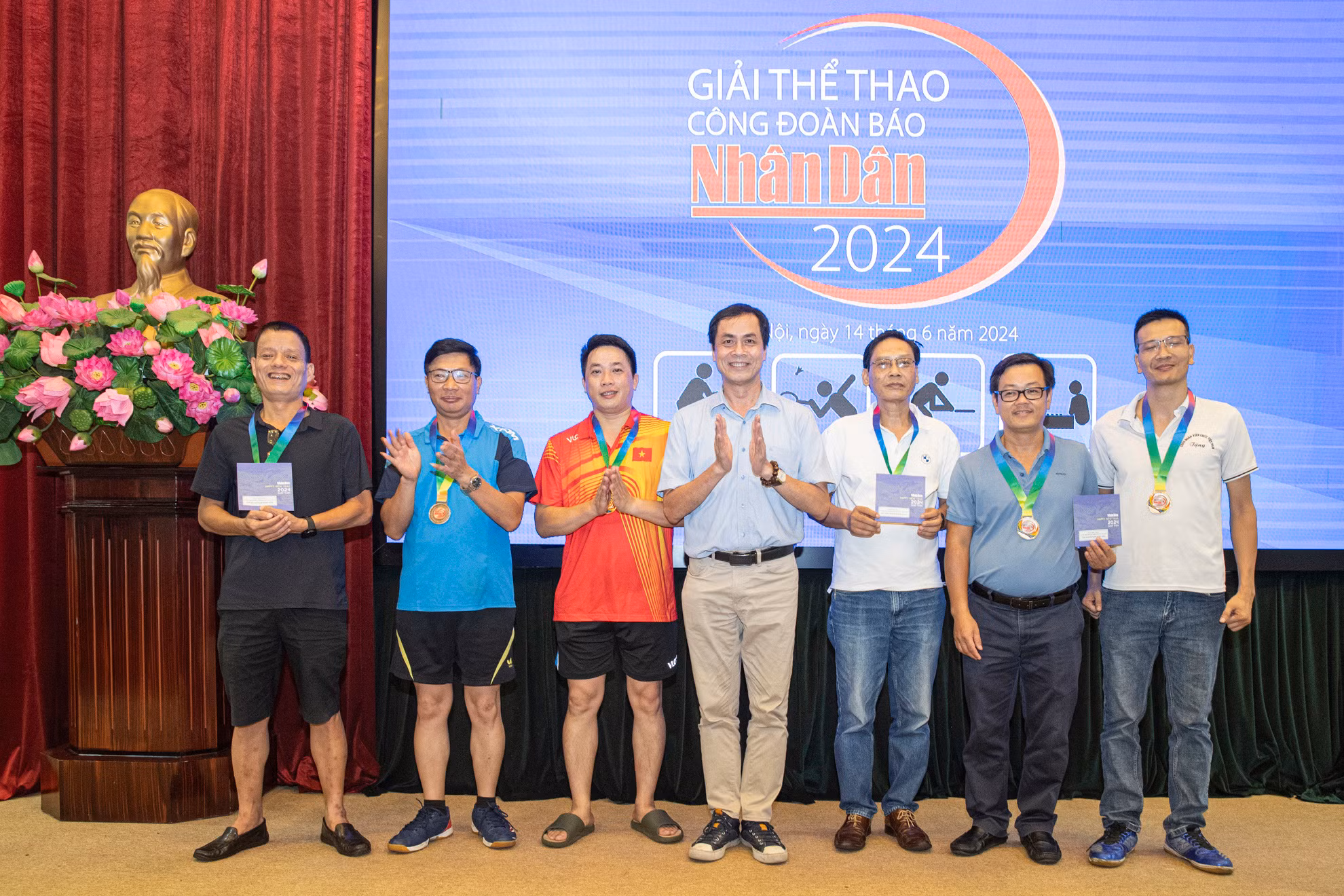 Trưởng ban Văn hóa-Văn nghệ Báo Nhân Dân Trần Hữu Việt trao giải tặng các đoàn viên đạt thành tích tại nội dung đôi nam môn bóng bàn.