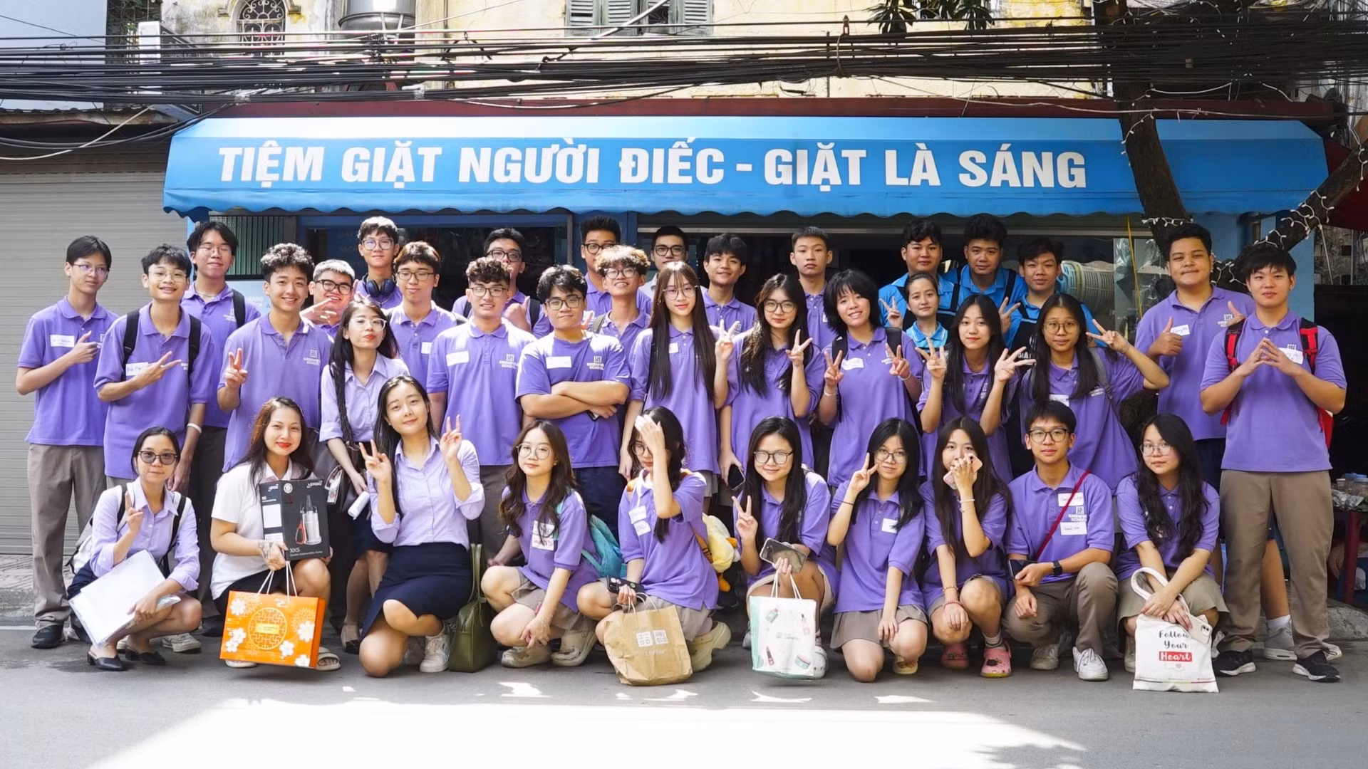 Đội ngũ các thành viên của Giặt là Sáng. 