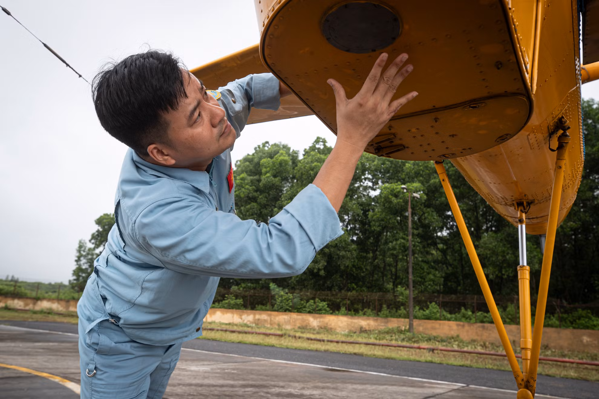 Thượng tá Nguyễn Văn Hoàng, Phó Chính ủy Trung đoàn Không quân 916 chia sẻ: “Một trong những nội dung quan trọng trong quá trình tìm kiếm cứu nạn là trực thăng phải tiếp cận được vị trí của người bị nạn và bay treo để lực lượng tìm kiếm cứu nạn tiếp cận, cẩu vớt nạn nhân. Đây là động tác bay rất khó, đòi hỏi phi công và tổ bay phải có sự rèn luyện, tích lũy kinh nghiệm, am hiểu về địa hình, thời tiết. Đặc biệt quan trọng là sự hiệp đồng của phi công, tổ bay và các lực lượng cứu hộ, cứu nạn”. Thượng tá Nguyễn Văn Hoàng, Phó Chính ủy Trung đoàn Không quân 916 chia sẻ: “Một trong những nội dung quan trọng trong quá trình tìm kiếm cứu nạn là trực thăng phải tiếp cận được vị trí của người bị nạn và bay treo để lực lượng tìm kiếm cứu nạn tiếp cận, cẩu vớt nạn nhân. Đây là động tác bay rất khó, đòi hỏi phi công và tổ bay phải có sự rèn luyện, tích lũy kinh nghiệm, am hiểu về địa hình, thời tiết. Đặc biệt quan trọng là sự hiệp đồng của phi công, tổ bay và các lực lượng cứu hộ, cứu nạn”.