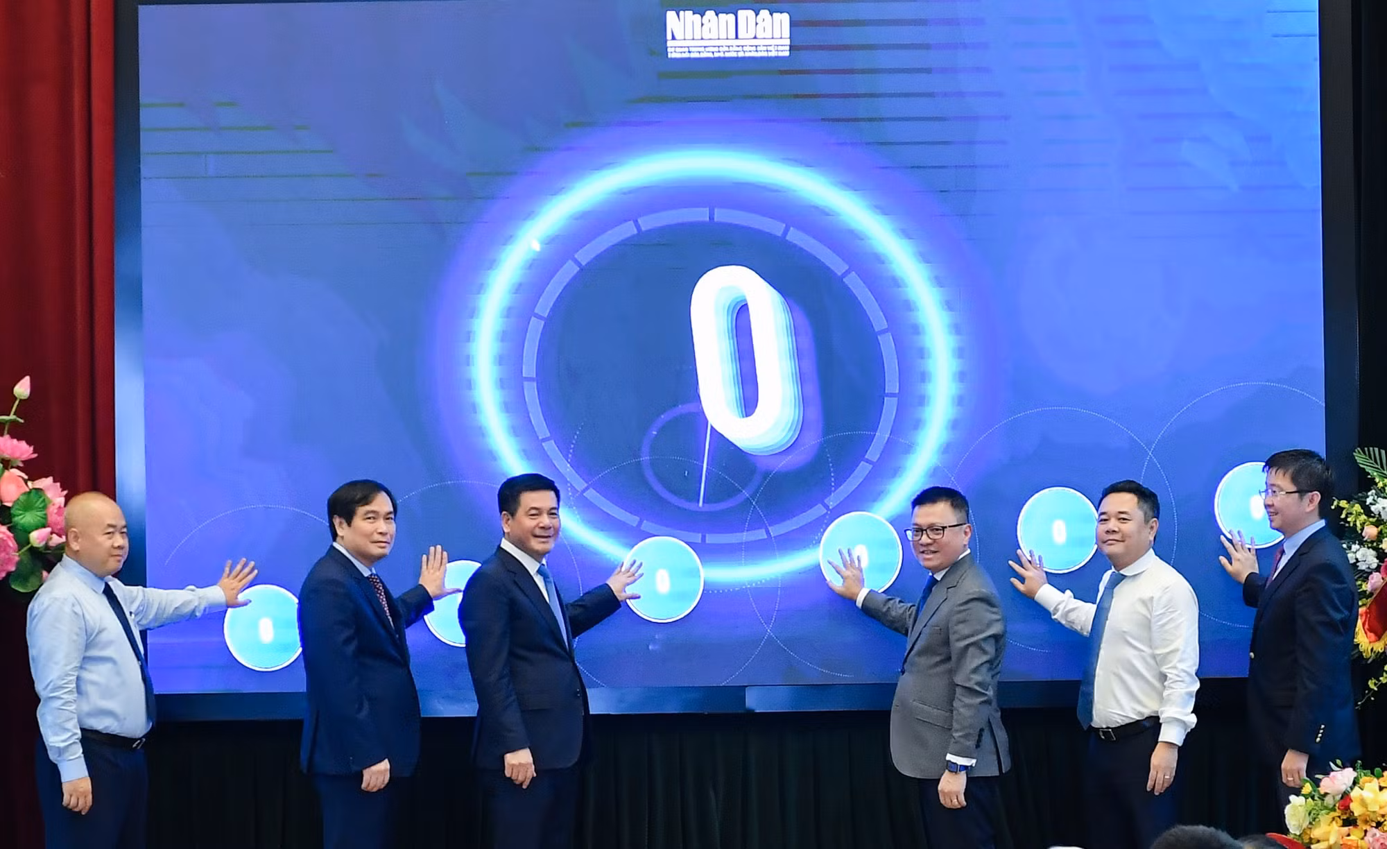 Tổng Biên tập Báo Nhân Dân Lê Quốc Minh, Bộ trưởng Công thương Nguyễn Hồng Diên cùng các đại biểu nhấn nút khai trương chuyên trang Thương hiệu quốc gia trên Báo Nhân Dân.