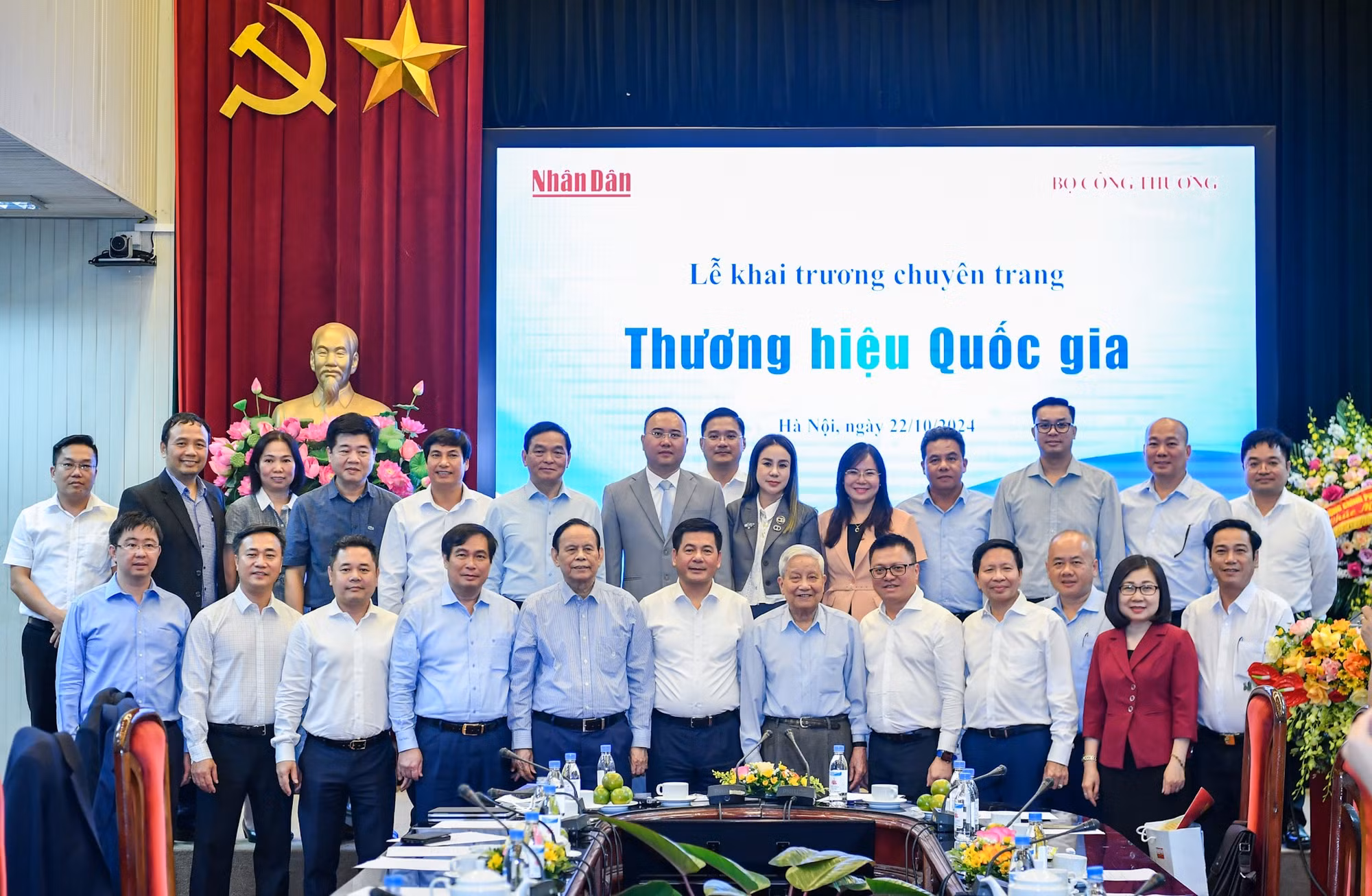 Các đại biểu chụp ảnh lưu niệm tại buổi lễ.