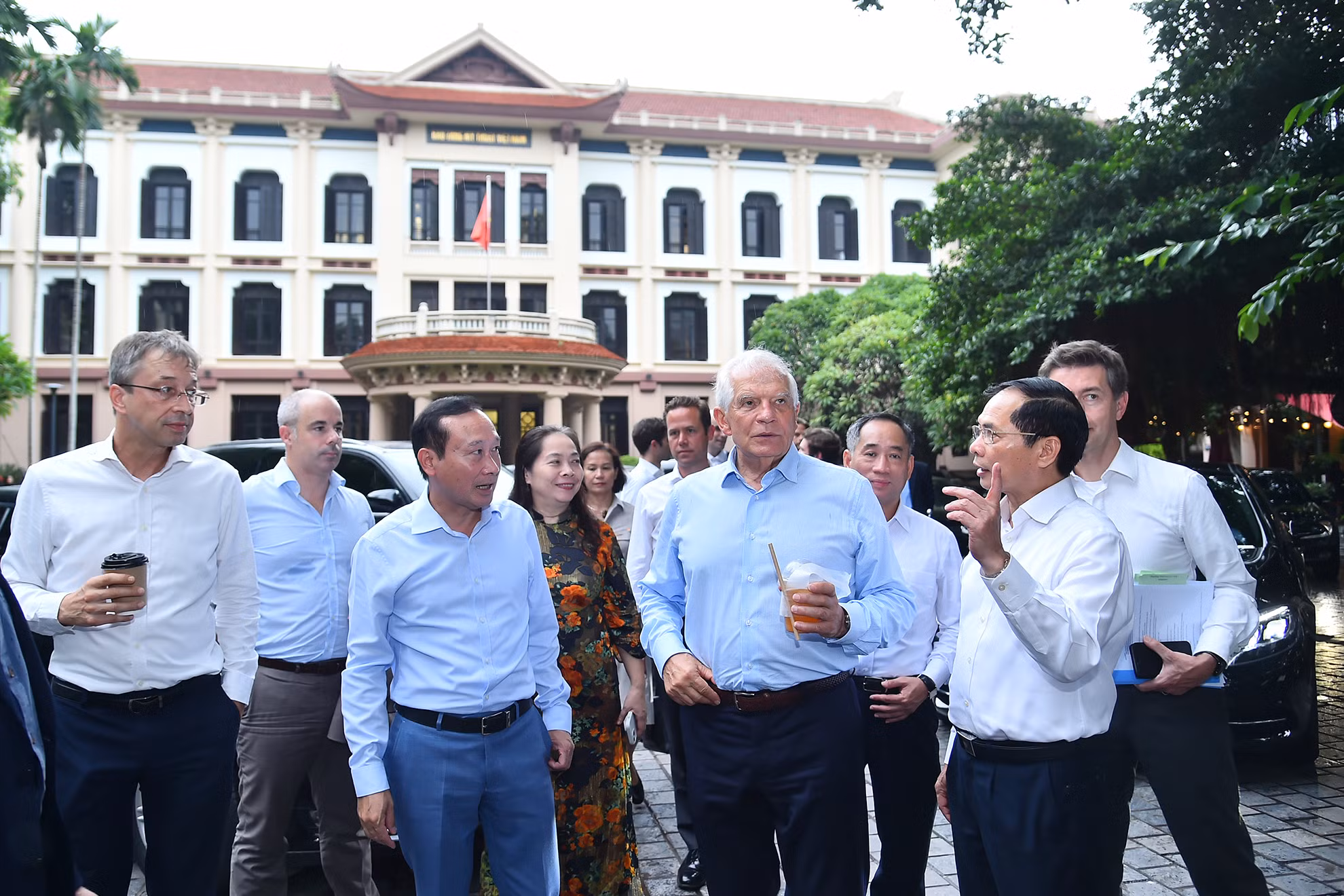 Bộ trưởng Ngoại giao Bùi Thanh Sơn cùng Phó Chủ tịch Ủy ban châu Âu Josep Borell Fontelles và các đại biểu trò chuyện trong khuôn viên Bảo tàng Mỹ thuật Việt Nam.