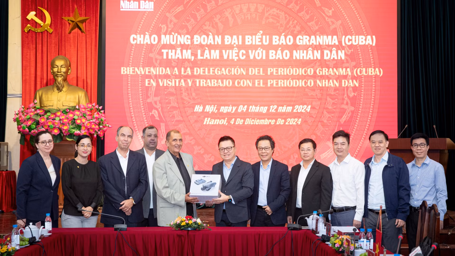 Tổng Biên tập Lê Quốc Minh tặng đại diện đoàn Báo Granma thiết bị flycam phục vụ hoạt động tác nghiệp báo chí. (Ảnh: SƠN TÙNG)