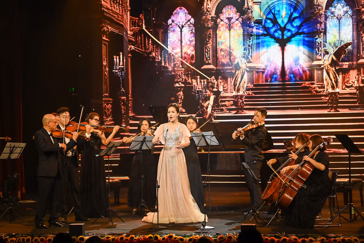 Tiết mục biểu diễn của Soprano Phạm Khánh Ngọc. Tiết mục biểu diễn của Soprano Phạm Khánh Ngọc.