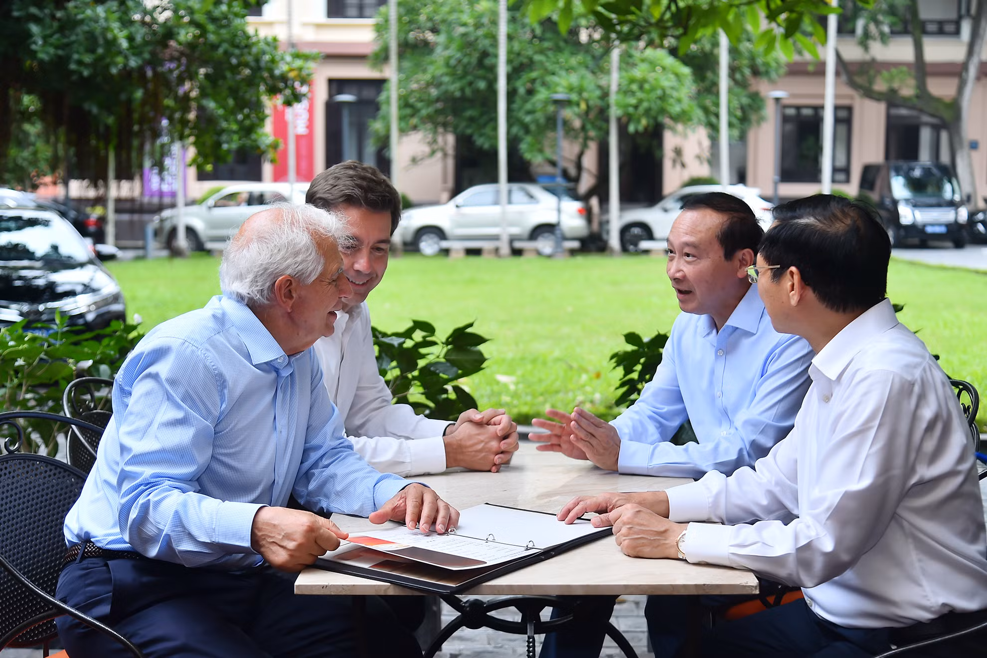 Bộ trưởng Ngoại giao Bùi Thanh Sơn cùng Phó Chủ tịch Ủy ban châu Âu Josep Borell Fontelles, Đại sứ Việt Nam tại EU Nguyễn Văn Thảo và Đại sứ EU tại Việt Nam Julien Guerrier trò chuyện trong khi gọi đồ uống.