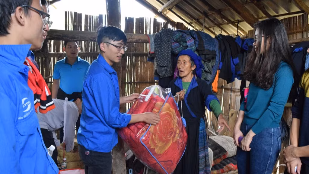 Thành viên Quỹ Thắp sáng niềm tin tham gia hoạt động từ thiện "Thắp lửa ngày đông".