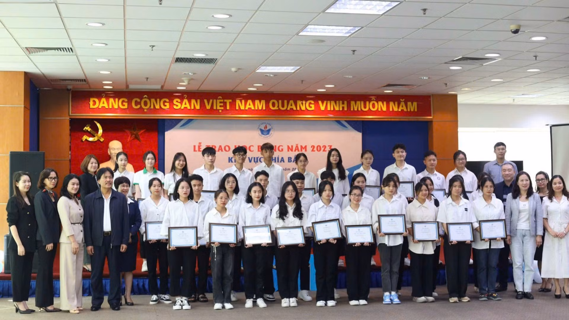 Quỹ Thắp sáng niềm tin trao học bổng cho sinh viên khu vực phía bắc năm 2023.