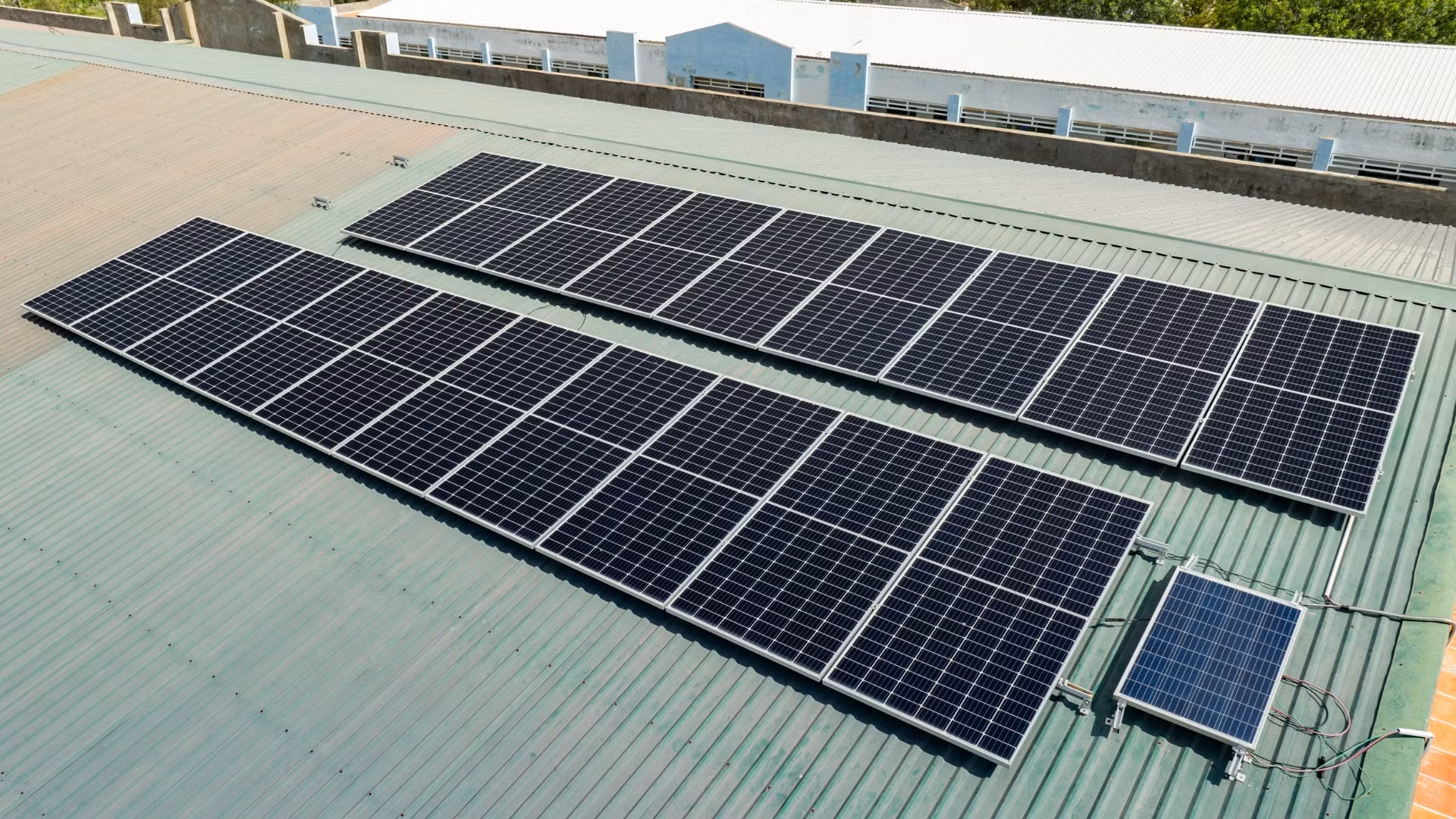 Các tấm pin năng lượng mặt trời thuộc hệ thống điện mặt trời mái nhà tại một cơ sở đào tạo ở Ninh Thuận. (Ảnh minh họa: GIZ)