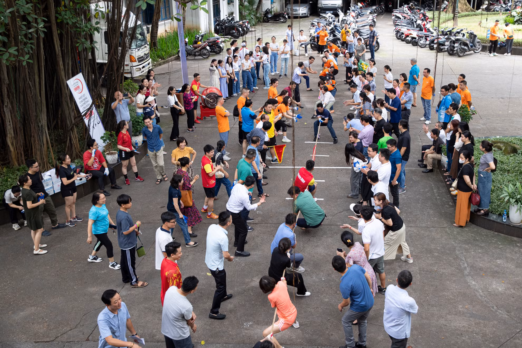 Không khí sôi nổi hào hứng diễn ra tại khuôn viên Trụ sở Báo Nhân Dân trong suốt thời gian diễn ra các môn thi đấu.