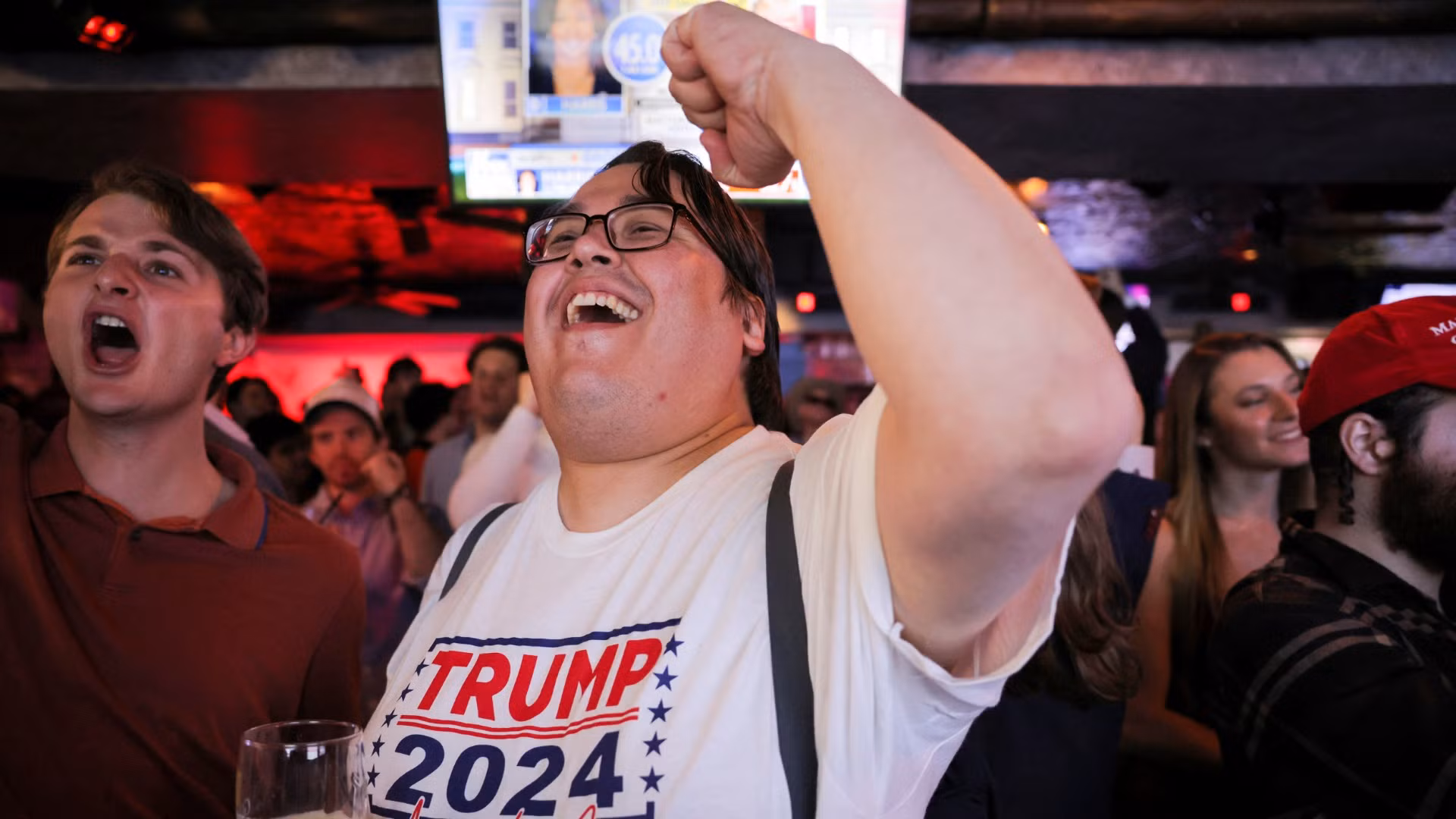 Người ủng hộ ông Trump ăn mừng trước kết quả kiểm phiếu sơ bộ tại sự kiện của Câu lạc bộ Cộng hòa trẻ New York ở thành phố New York. Người ủng hộ ông Trump ăn mừng trước kết quả kiểm phiếu sơ bộ tại sự kiện của Câu lạc bộ Cộng hòa trẻ New York ở thành phố New York.