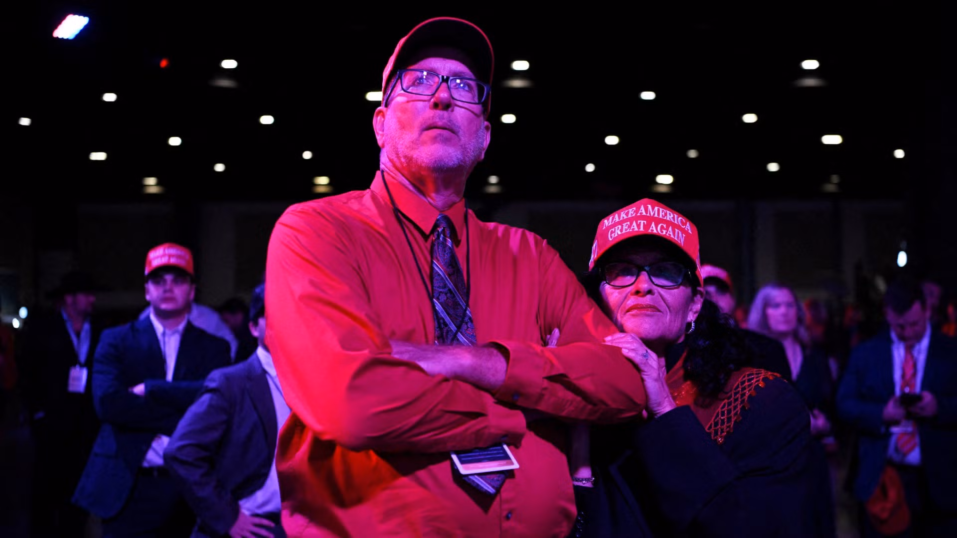 Cử tri ủng hộ ông Trump theo dõi kết quả kiểm phiếu. Cử tri ủng hộ ông Trump theo dõi kết quả kiểm phiếu.