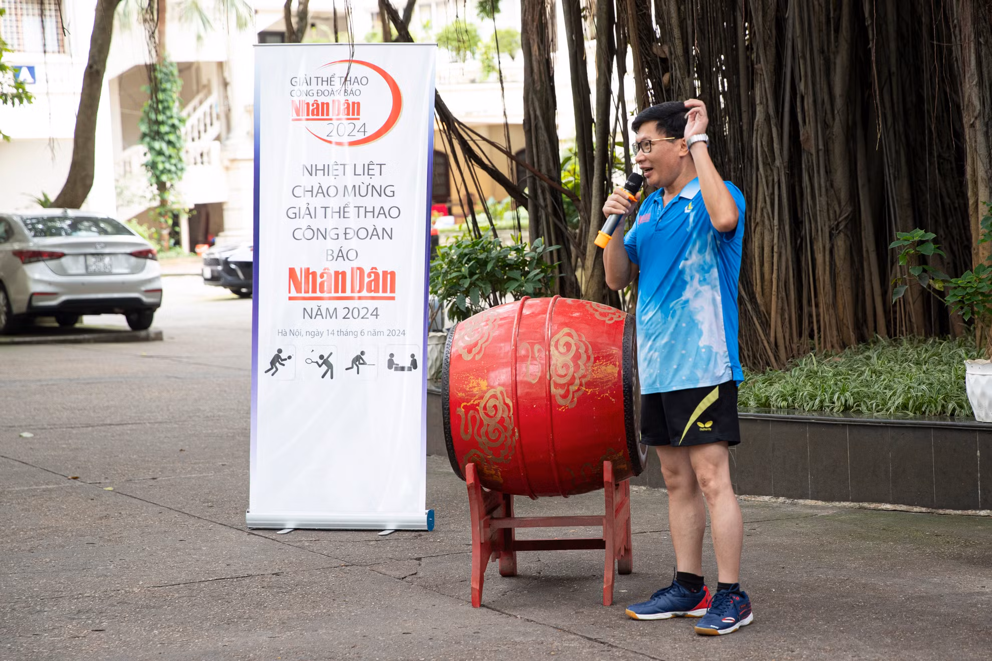 Nhà báo Hà Quốc Việt, Trưởng ban Nông nghiệp, Chủ nhiệm Câu lạc bộ Bóng bàn Báo Nhân Dân thực hiện nghi lễ tuyên thệ tại lễ khai mạc Giải thể thao Công đoàn Báo Nhân Dân năm 2024.