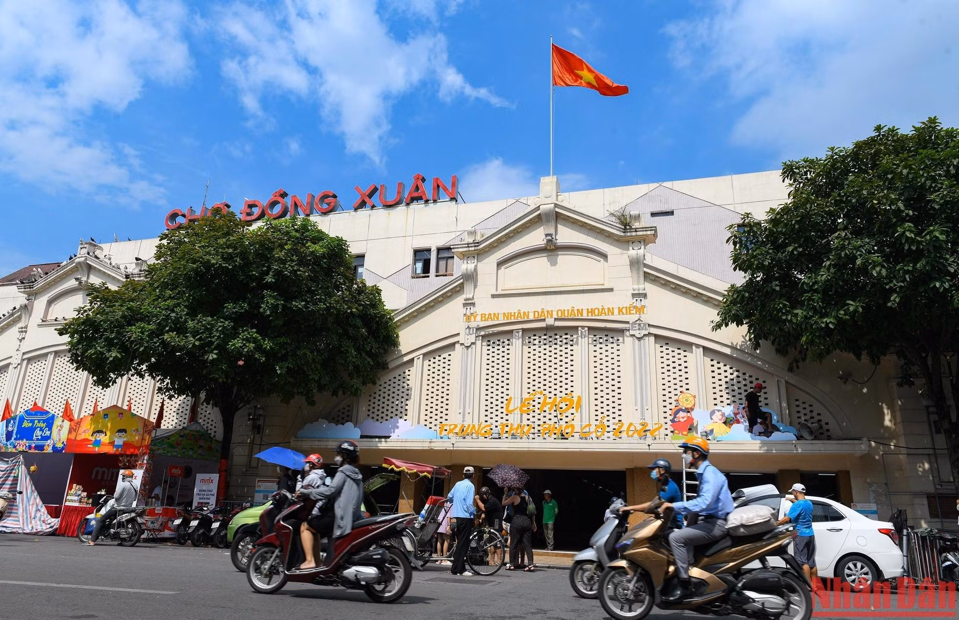 Cờ Tổ quốc tung bay trên nóc chợ Đồng Xuân.
