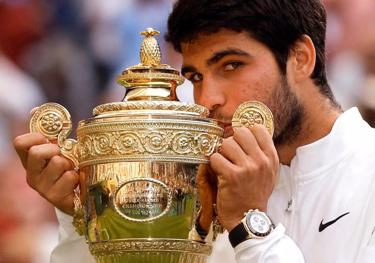 Carlos Alcaraz ăn mừng với chiếc cúp vô địch Wimbledon. (Ảnh: Reuters)