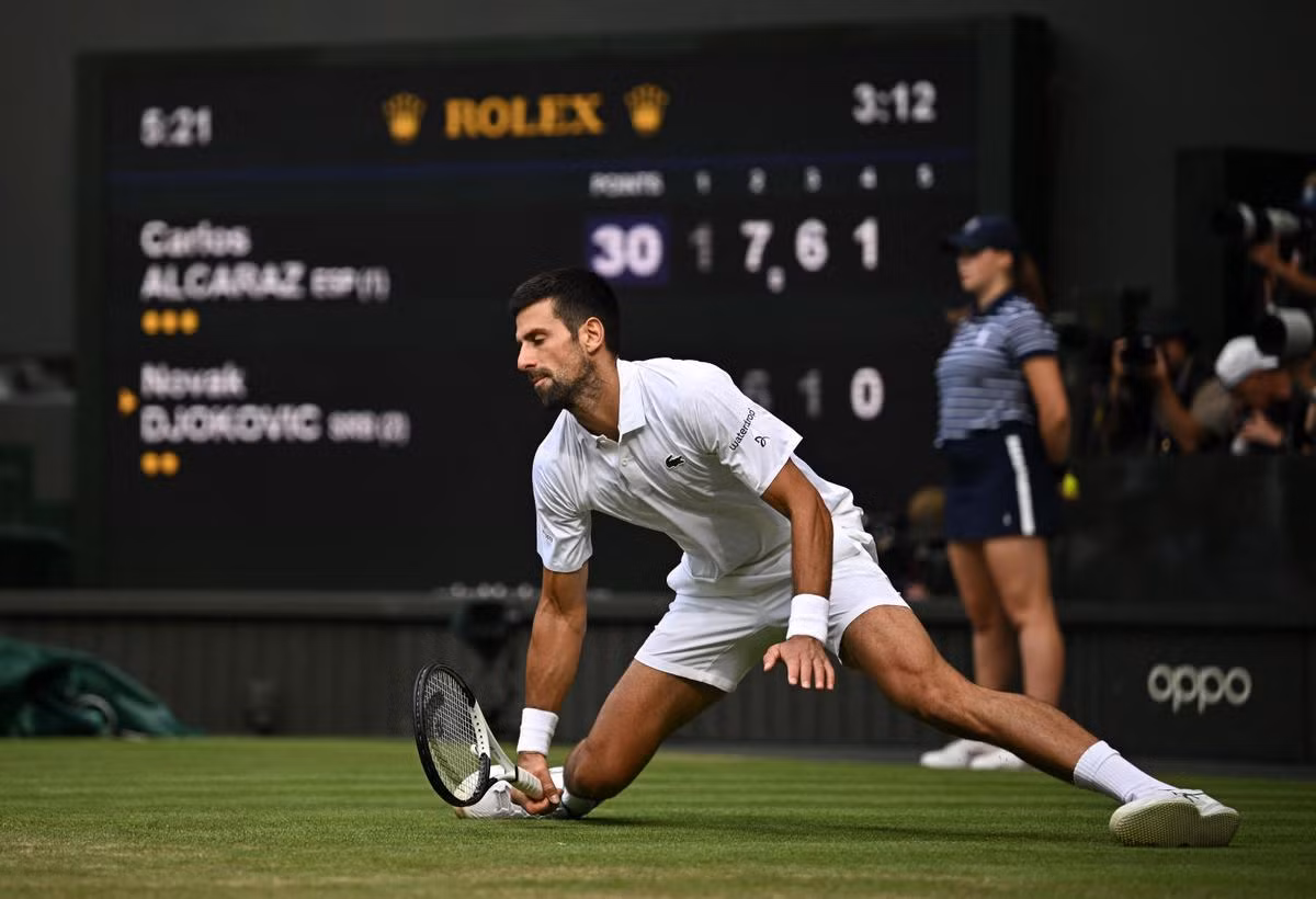 Còn đối với Djokovic, thất bại này khiến tay vợt 36 tuổi vẫn chỉ có 7 danh hiệu Grand Slam trên mặt sân cỏ Wimbledon, qua đó chưa thể san bằng được kỷ lục 8 chức vô địch mà Roger Federer đang nắm giữ, đồng thời cũng bỏ lỡ cơ hội thiết lập nên kỷ lục giành 24 danh hiệu Grand Slam danh giá. (Ảnh: Reuters) Còn đối với Djokovic, thất bại này khiến tay vợt 36 tuổi vẫn chỉ có 7 danh hiệu Grand Slam trên mặt sân cỏ Wimbledon, qua đó chưa thể san bằng được kỷ lục 8 chức vô địch mà Roger Federer đang nắm giữ, đồng thời cũng bỏ lỡ cơ hội thiết lập nên kỷ lục giành 24 danh hiệu Grand Slam danh giá. (Ảnh: Reuters)
