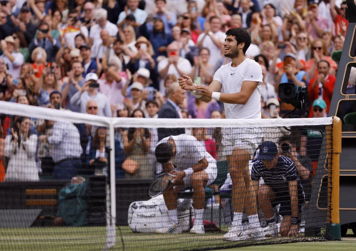 Đây mới là danh hiệu lớn thứ hai cho Alcaraz sau chức vô địch giải Mỹ mở rộng (US Open) năm ngoái, đồng thời giúp tay vợt sinh năm 2003 trở thành nhà vô địch nam trẻ thứ ba trong lịch sử Wimbledon. (Ảnh: Reuters) Đây mới là danh hiệu lớn thứ hai cho Alcaraz sau chức vô địch giải Mỹ mở rộng (US Open) năm ngoái, đồng thời giúp tay vợt sinh năm 2003 trở thành nhà vô địch nam trẻ thứ ba trong lịch sử Wimbledon. (Ảnh: Reuters)