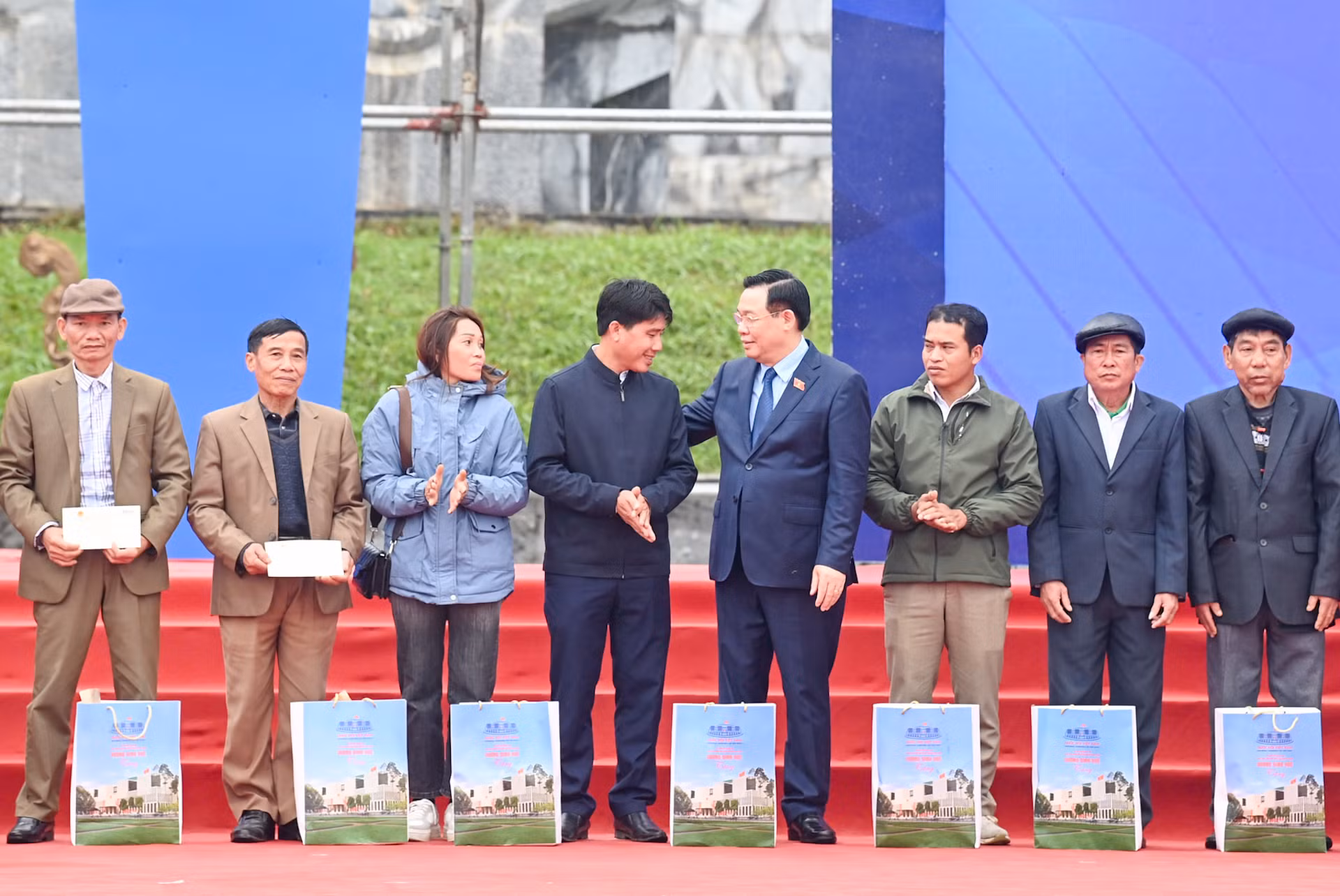 Chủ tịch Quốc hội Vương Đình Huệ trao quà cho già làng, trưởng bản, người có uy tín trong cộng đồng dân tộc thiểu số tỉnh Nghệ An. Chủ tịch Quốc hội Vương Đình Huệ trao quà cho già làng, trưởng bản, người có uy tín trong cộng đồng dân tộc thiểu số tỉnh Nghệ An.