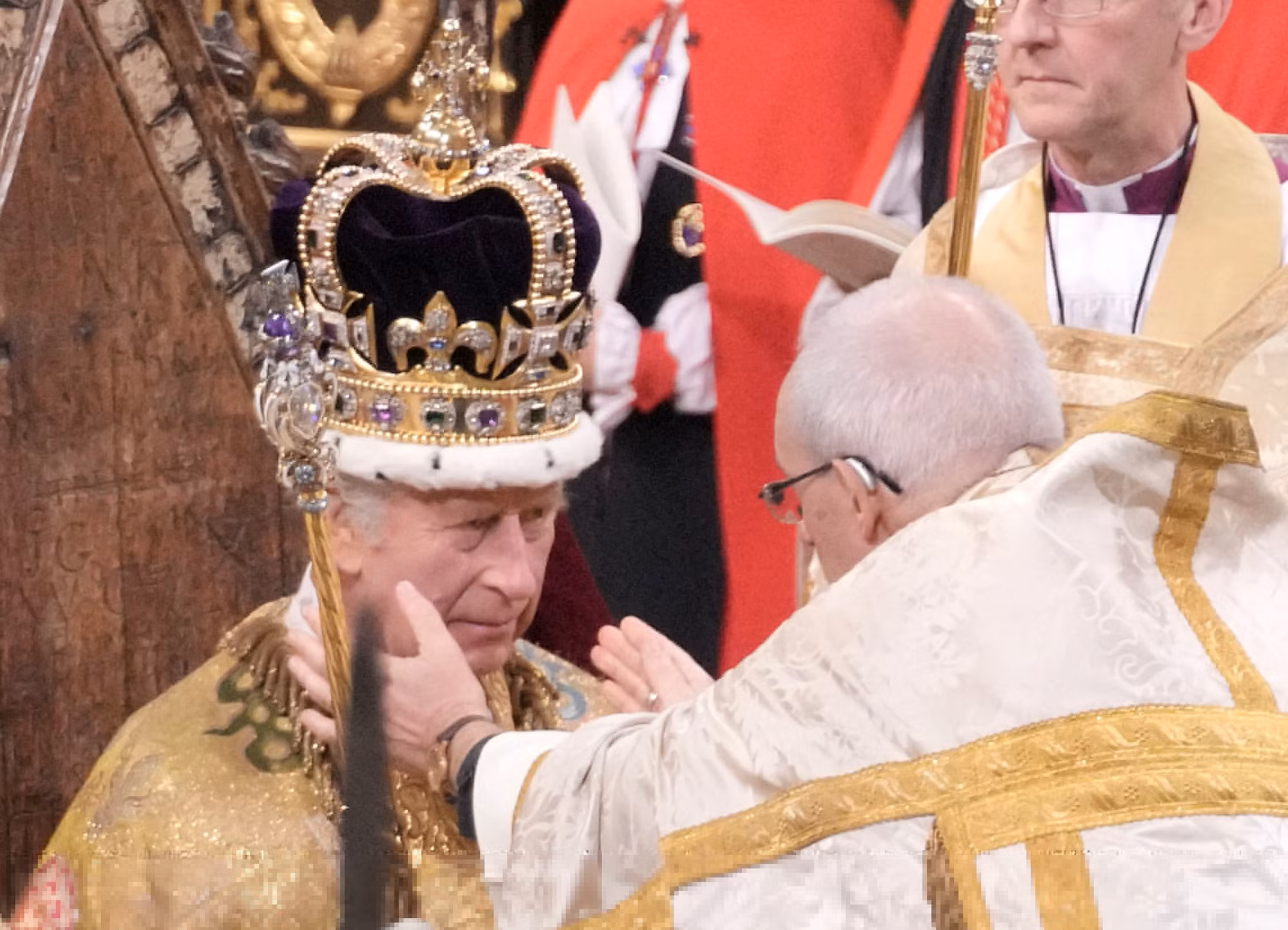 Vua Charles III đội Vương miện Thánh Edward trong lễ đăng quang ở Tu viện Westminster, London.