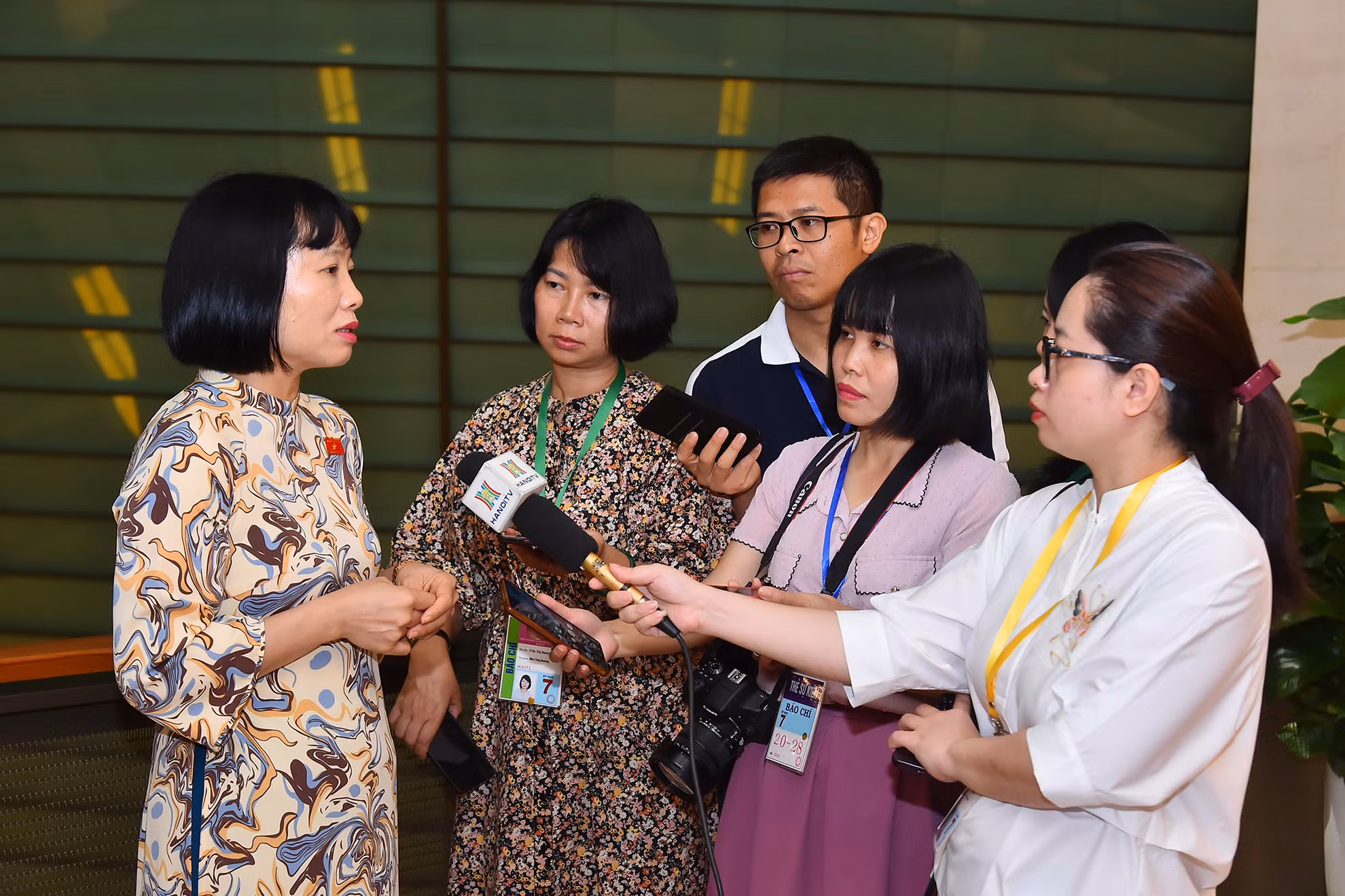 Đại biểu Nguyễn Thị Việt Nga trả lời phỏng vấn các cơ quan thông tấn, báo chí bên lề Kỳ họp thứ 7, Quốc hội khóa XV. (Ảnh: THỦY NGUYÊN)