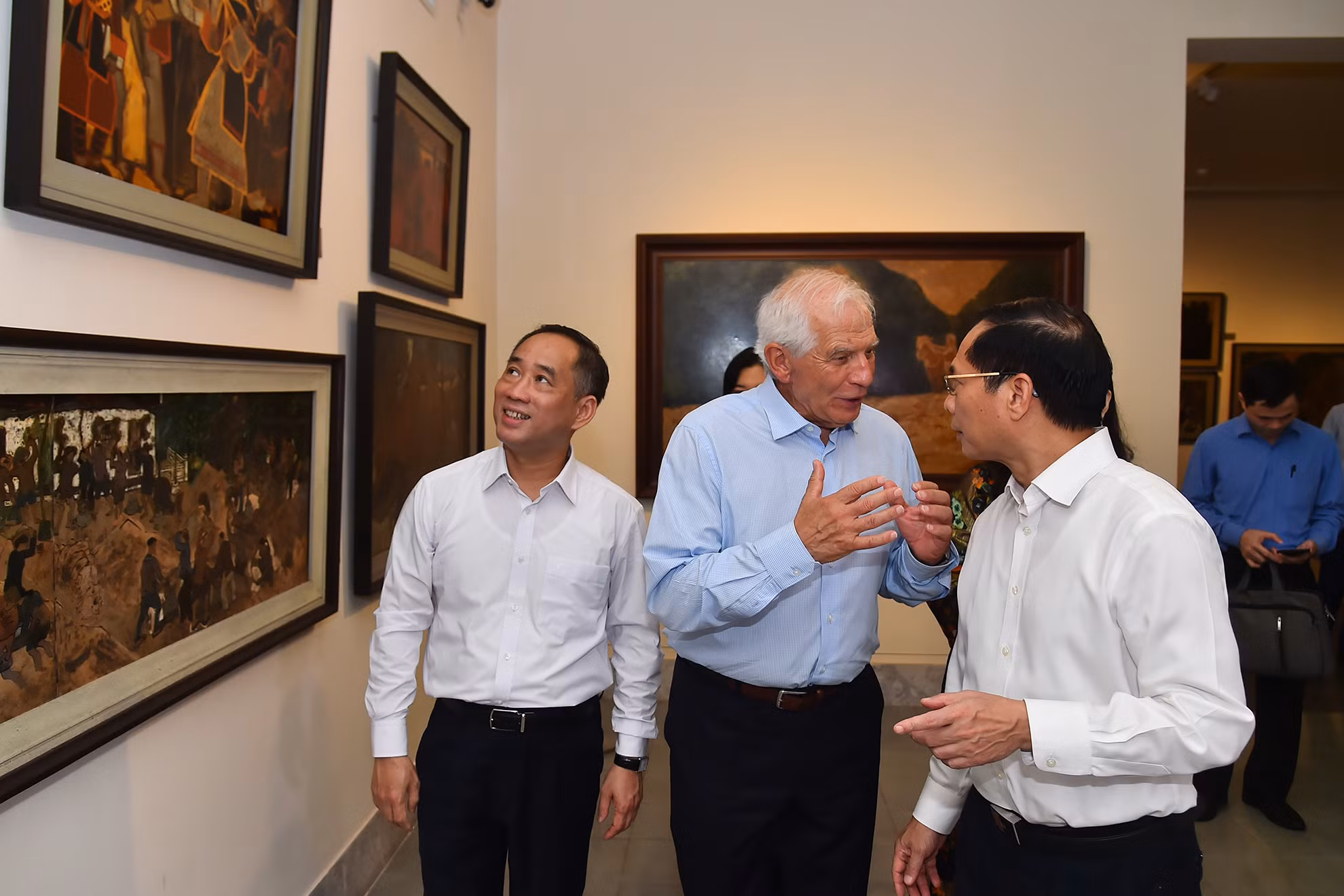 Phó Chủ tịch Ủy ban châu Âu Josep Borell Fontelles trao đổi với Bộ trưởng Ngoại giao Bùi Thanh Sơn về vẻ đẹp của những bức tranh được triển lãm tại Bảo tàng Mỹ thuật Việt Nam.