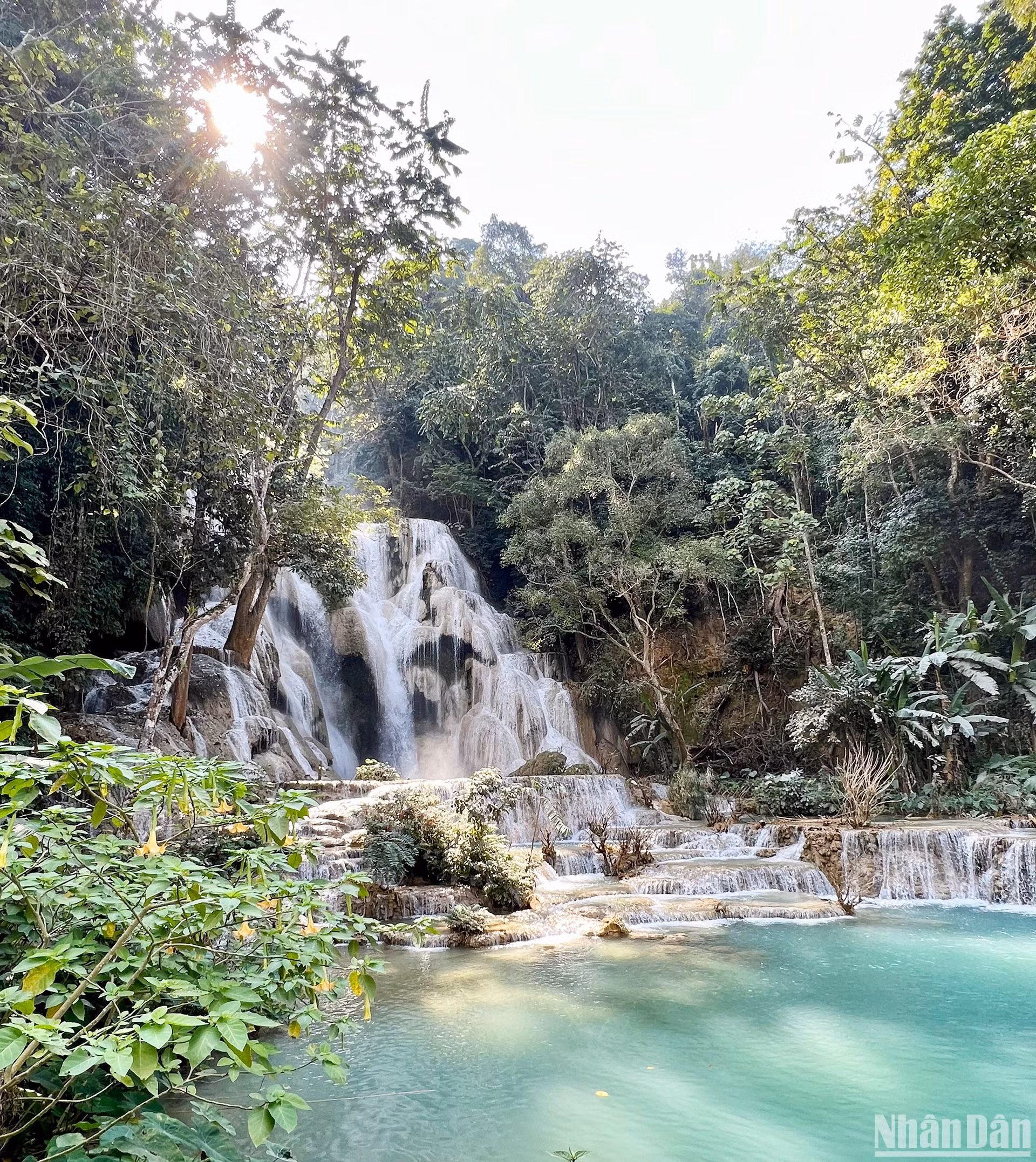 Nằm cách trung tâm thành phố Luang Prabang khoảng 30km, Thác Kuangsi là một địa điểm du lịch nổi tiếng của Luang Prabang, thu hút đông đảo du khách. (Ảnh: TRỊNH DŨNG)