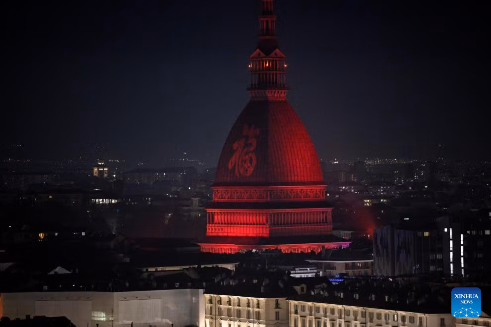 Tòa nhà Mole Antonelliana tại Turin, Italia được chiếu sáng màu đỏ với chữ Hán tự mang ý nghĩa may mắn chào mừng Tết Nguyên đán. (Ảnh: Xinhua)