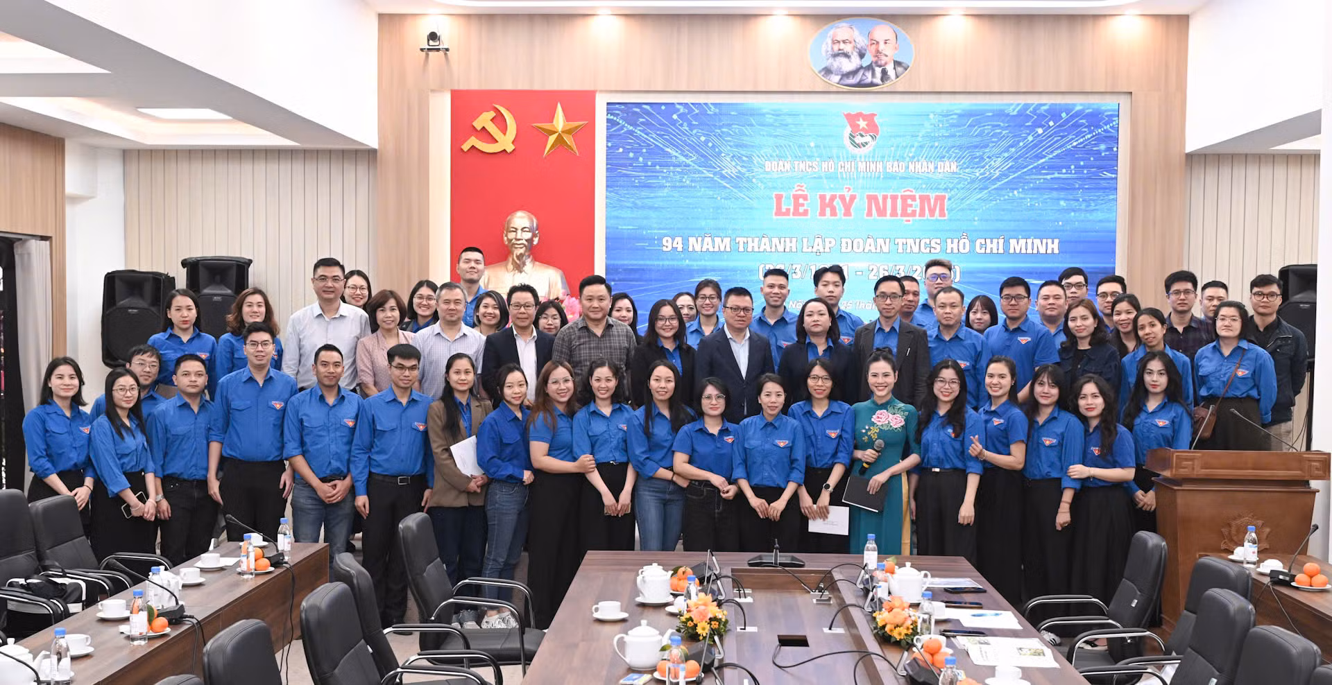 Các đại biểu và các đoàn viên, thanh niên Báo Nhân Dân chụp ảnh lưu niệm. (Ảnh: BÙI GIANG) Các đại biểu và các đoàn viên, thanh niên Báo Nhân Dân chụp ảnh lưu niệm. (Ảnh: BÙI GIANG)