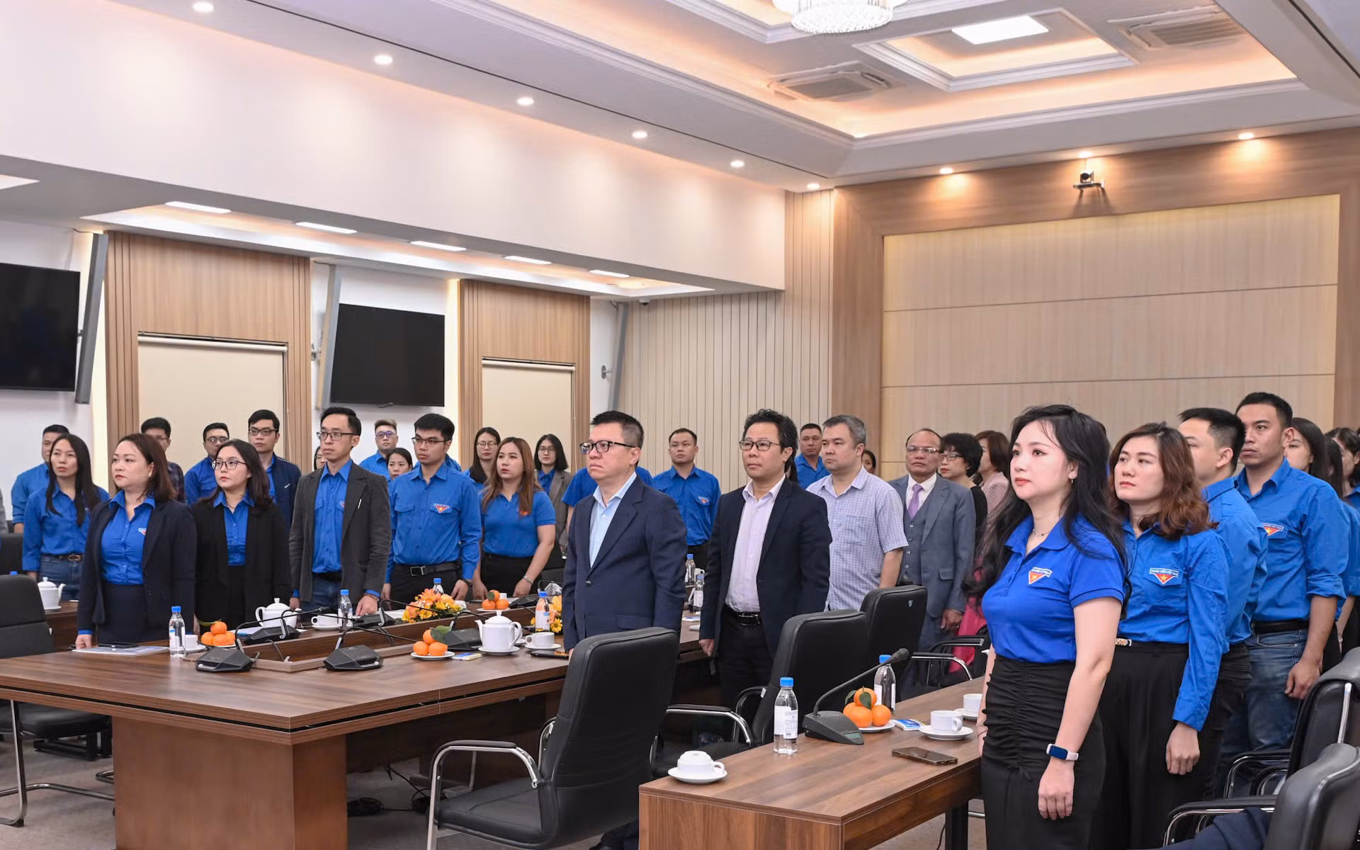 Các đại biểu làm lễ chào cờ. (Ảnh: BÙI GIANG) Các đại biểu làm lễ chào cờ. (Ảnh: BÙI GIANG)