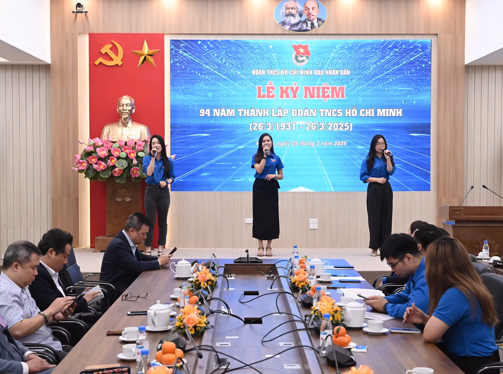 Tiết mục văn nghệ tại lễ kỷ niệm do các đoàn viên, thanh niên Báo Nhân Dân thể hiện. (Ảnh: BÙI GIANG) Tiết mục văn nghệ tại lễ kỷ niệm do các đoàn viên, thanh niên Báo Nhân Dân thể hiện. (Ảnh: BÙI GIANG)