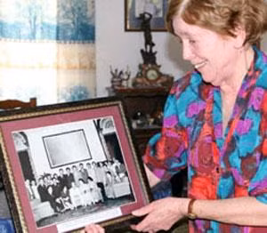 Bà Raymonde Dien và bức ảnh chụp cùng Bác Hồ năm 1956. Bà Raymonde Dien và bức ảnh chụp cùng Bác Hồ năm 1956.