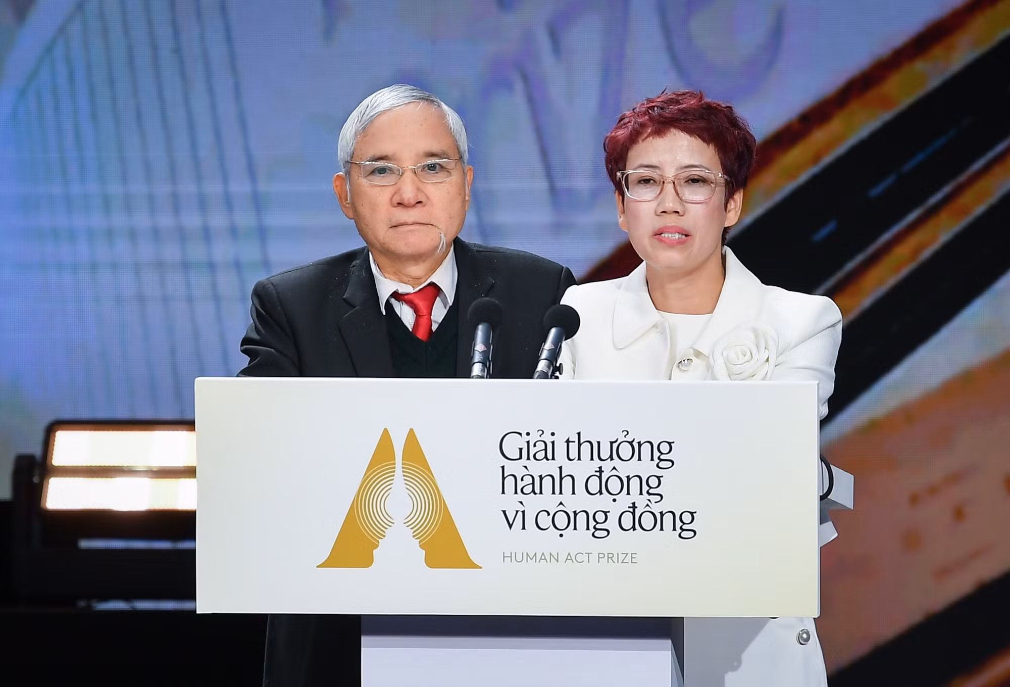 Đại diện Ban Giám khảo, GS Nguyễn Hữu Ninh và bà Trần Mai Anh công bố các dự án đạt Giải Dự án Kịp thời. Đại diện Ban Giám khảo, GS Nguyễn Hữu Ninh và bà Trần Mai Anh công bố các dự án đạt Giải Dự án Kịp thời.