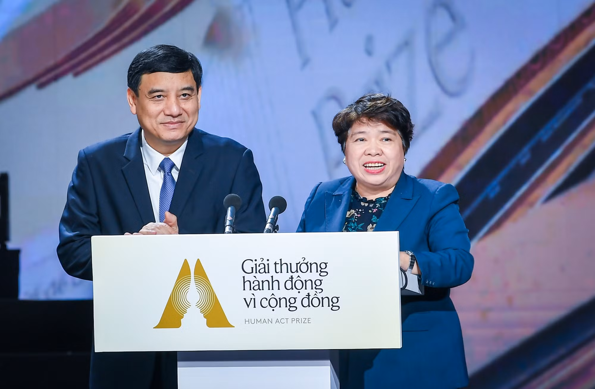 Đồng chí Nguyễn Đắc Vinh và đồng chí Nguyễn Thúy Anh công bố các dự án đạt Giải Dự án Bền vững. Đồng chí Nguyễn Đắc Vinh và đồng chí Nguyễn Thúy Anh công bố các dự án đạt Giải Dự án Bền vững.