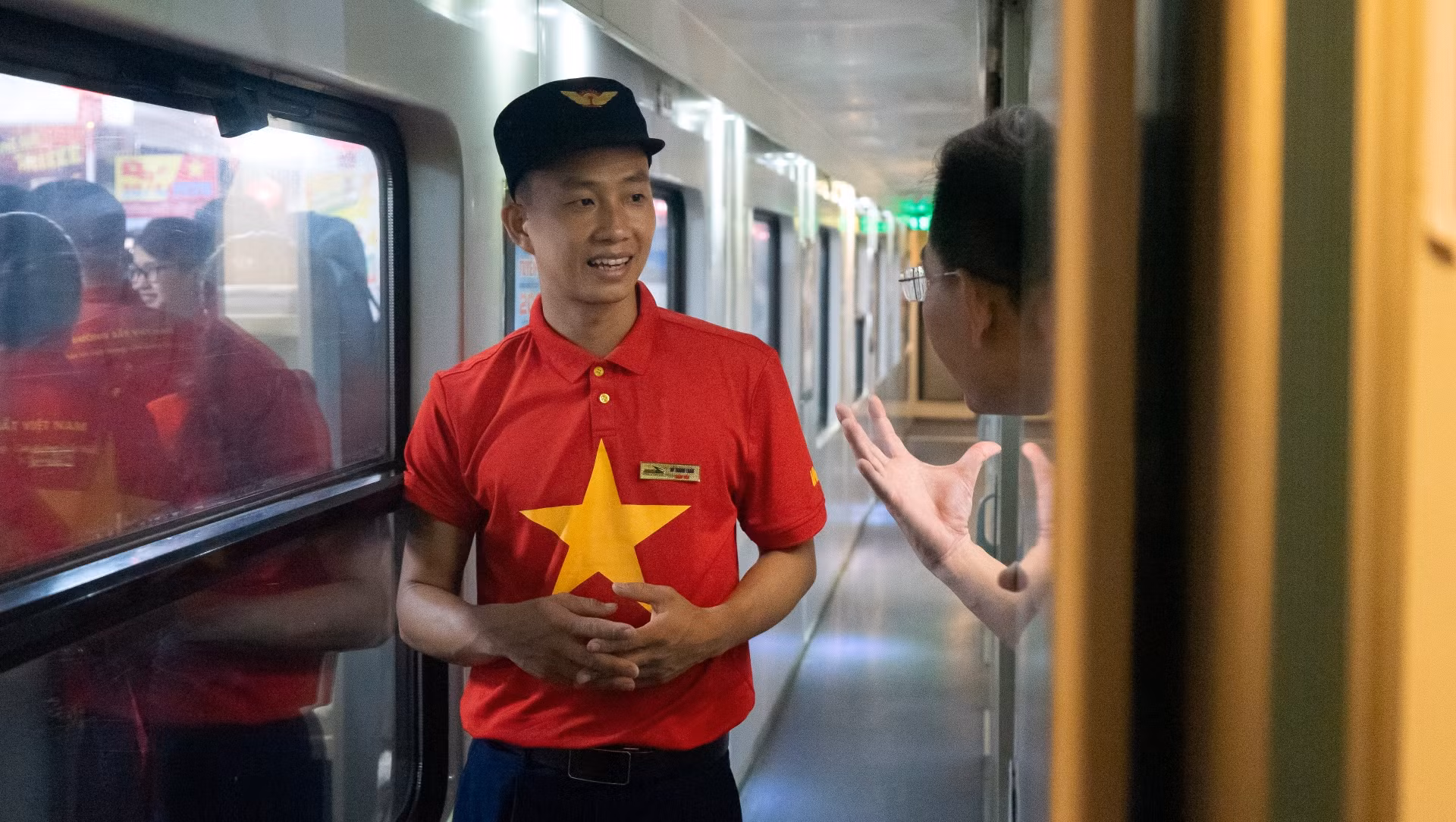 Các nhân viên đường sắt trong đồng phục áo đỏ và sao vàng phục vụ trên chuyến tàu đặc biệt kỷ niệm 50 năm ngày non sông liền một dải. (Ảnh: TRUNG HƯNG) Các nhân viên đường sắt trong đồng phục áo đỏ và sao vàng phục vụ trên chuyến tàu đặc biệt kỷ niệm 50 năm ngày non sông liền một dải. (Ảnh: TRUNG HƯNG)