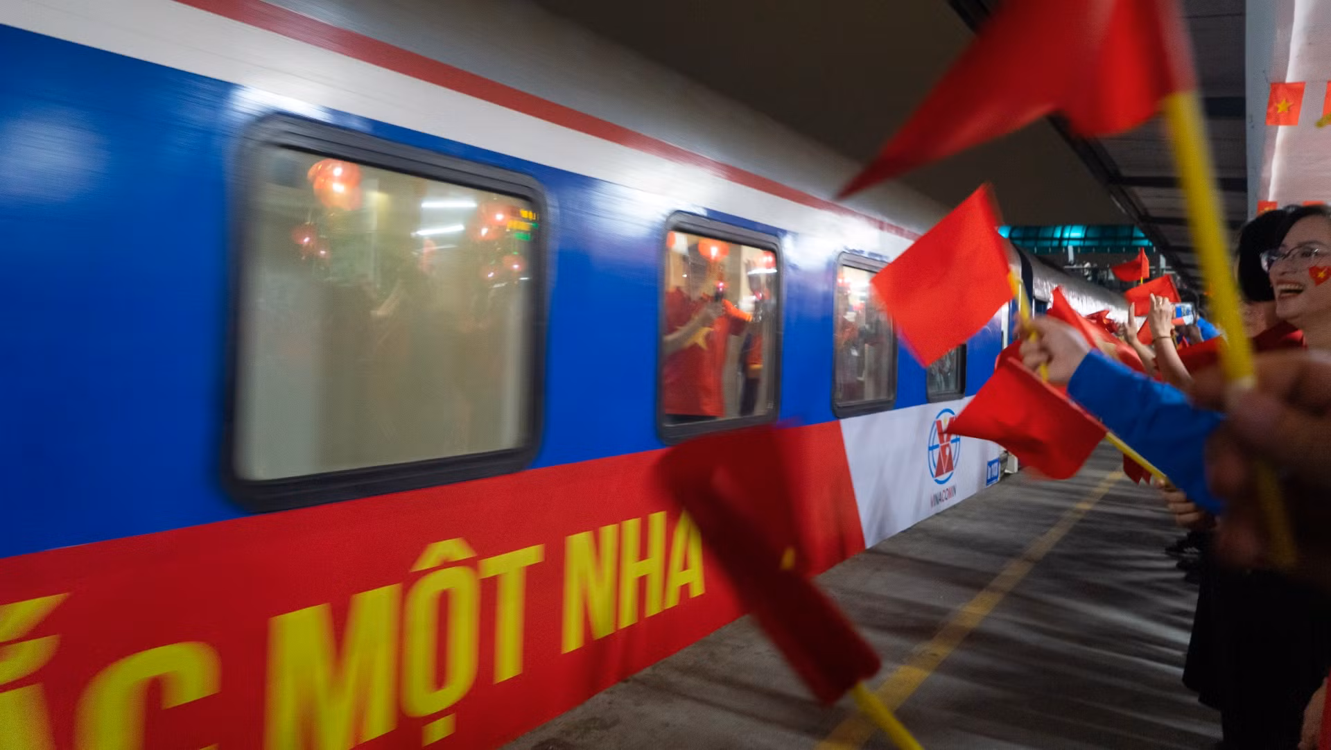 Khoảnh khắc tiễn tàu lăn bánh vào nam. (Ảnh: TRUNG HƯNG) Khoảnh khắc tiễn tàu lăn bánh vào nam. (Ảnh: TRUNG HƯNG)