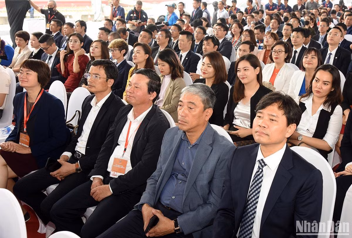Các đại biểu tham dự buổi lễ. Các đại biểu tham dự buổi lễ.