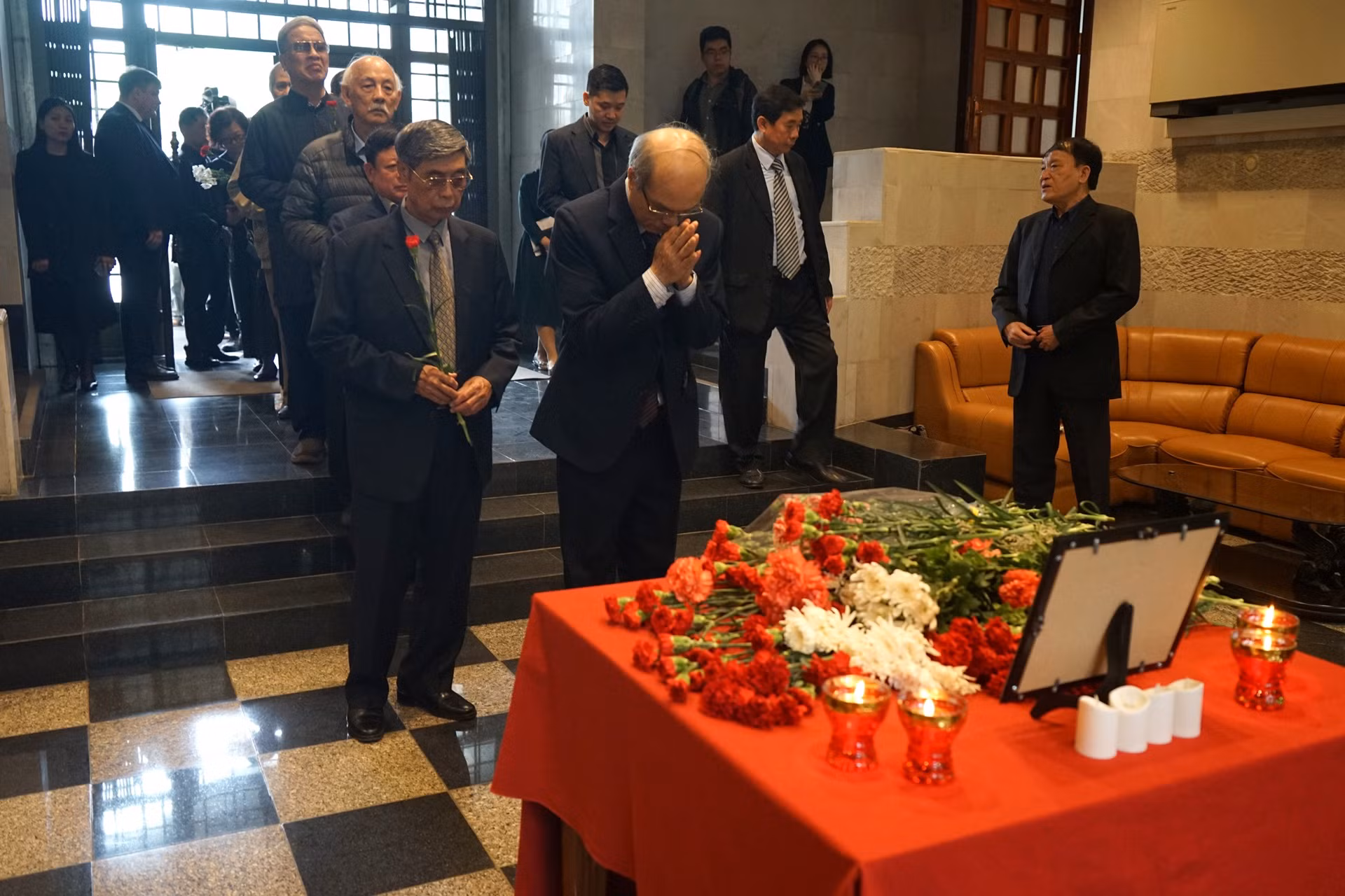 Người dân Việt Nam đau buồn trước thảm cảnh mới xảy ra đối với nhân dân Nga. (Ảnh: TRUNG HƯNG) Người dân Việt Nam đau buồn trước thảm cảnh mới xảy ra đối với nhân dân Nga. (Ảnh: TRUNG HƯNG)