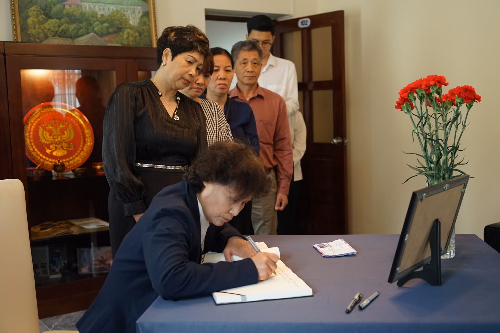 Nhân dân Việt Nam gửi lời chia buồn sâu sắc nhất đến nhân dân Nga và gia đình của các nạn nhân trong vụ khủng bố. (Ảnh: TRUNG HƯNG) Nhân dân Việt Nam gửi lời chia buồn sâu sắc nhất đến nhân dân Nga và gia đình của các nạn nhân trong vụ khủng bố. (Ảnh: TRUNG HƯNG)