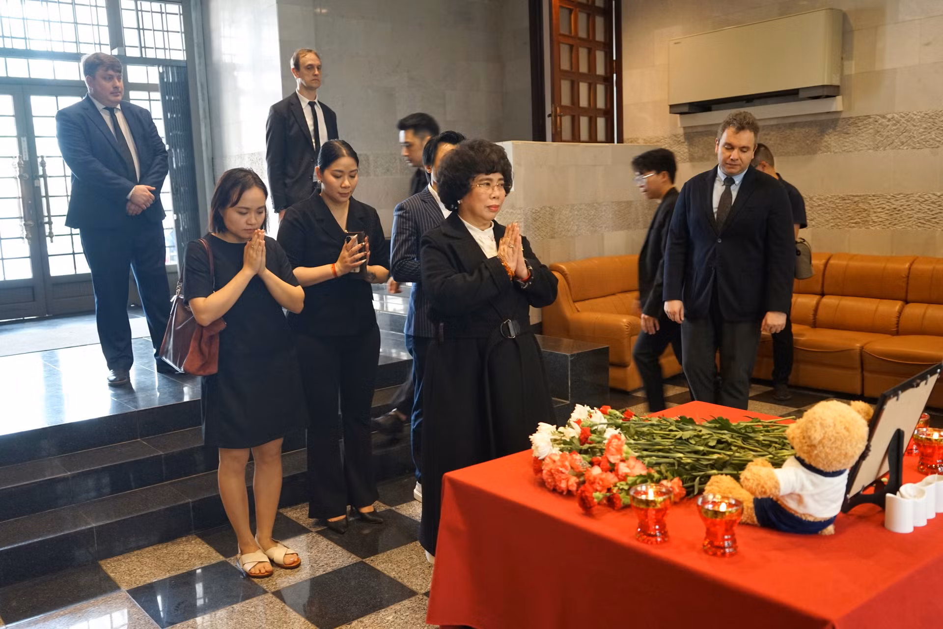 Doanh nhân Thái Hương, nhà sáng lập, Chủ tịch Hội đồng chiến lược Tập đoàn TH dẫn đầu đoàn đại diện tập đoàn đến đặt hoa tưởng niệm. (Ảnh: TRUNG HƯNG) Doanh nhân Thái Hương, nhà sáng lập, Chủ tịch Hội đồng chiến lược Tập đoàn TH dẫn đầu đoàn đại diện tập đoàn đến đặt hoa tưởng niệm. (Ảnh: TRUNG HƯNG)