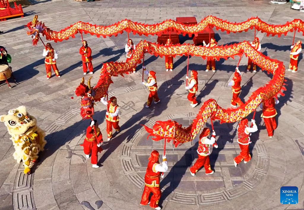 Múa lân sư rồng mừng năm mới ở Nam Dương, tỉnh Hà Nam, miền trung Trung Quốc, ngày 28/1/2025. (Ảnh: Xinhua)