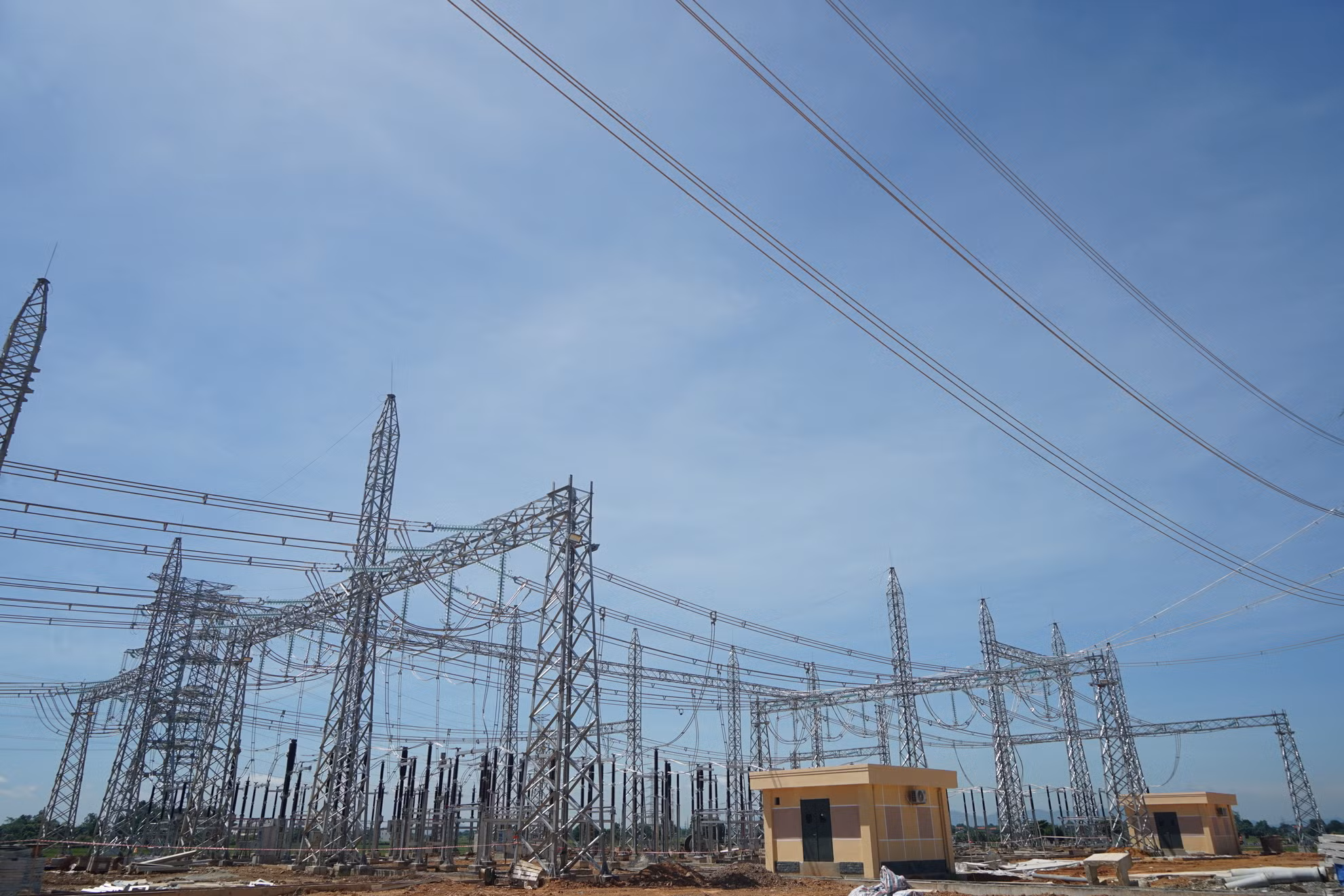 Trong đó, phía 500kV lắp đặt thiết kế 10 ngăn lộ bao gồm 7 ngăn lộ đường dây, 3 ngăn lộ máy biến áp và dự phòng vị trí cho ngăn phân đoạn thanh cái. Phía 220kV thiết kế theo sơ đồ 2 thanh cái có thanh cái đường vòng, quy mô đầy đủ gồm 21 ngăn. Trong đó, phía 500kV lắp đặt thiết kế 10 ngăn lộ bao gồm 7 ngăn lộ đường dây, 3 ngăn lộ máy biến áp và dự phòng vị trí cho ngăn phân đoạn thanh cái. Phía 220kV thiết kế theo sơ đồ 2 thanh cái có thanh cái đường vòng, quy mô đầy đủ gồm 21 ngăn.