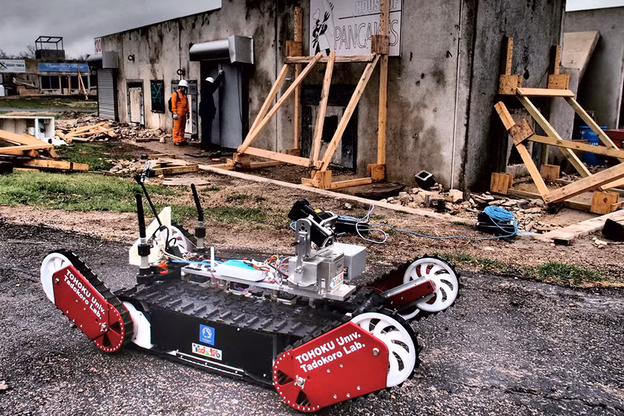 Robot cứu hộ Quince được thiết kế để thâm nhập các địa điểm xảy ra thảm họa hóa học, phóng xạ và chất nổ thay cho con người. (Ảnh: Phòng thí nghiệm Tadokoro, Đại học Tohoku) Robot cứu hộ Quince được thiết kế để thâm nhập các địa điểm xảy ra thảm họa hóa học, phóng xạ và chất nổ thay cho con người. (Ảnh: Phòng thí nghiệm Tadokoro, Đại học Tohoku)